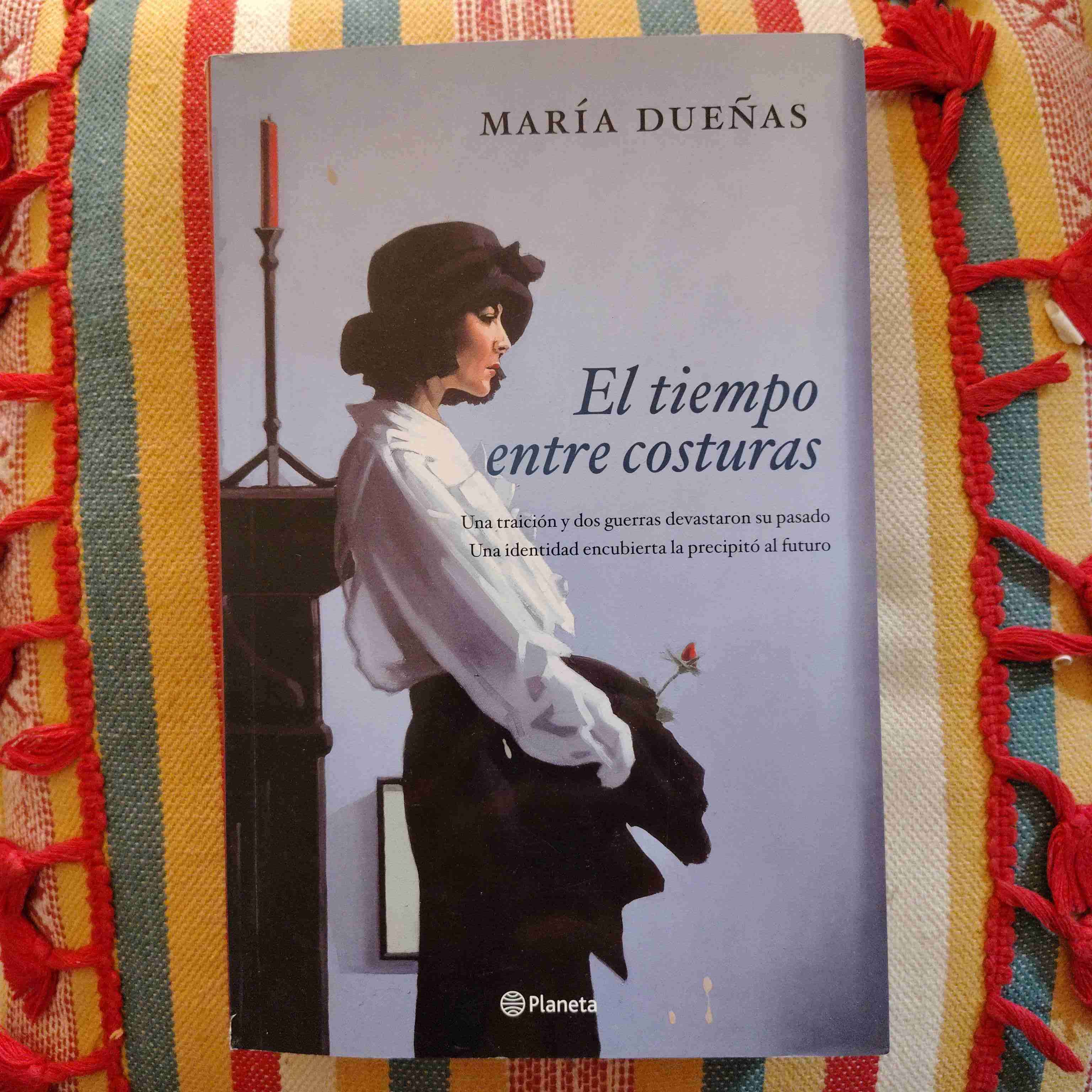 Libro 'El tiempo entre costuras' de María Dueñas - 1
