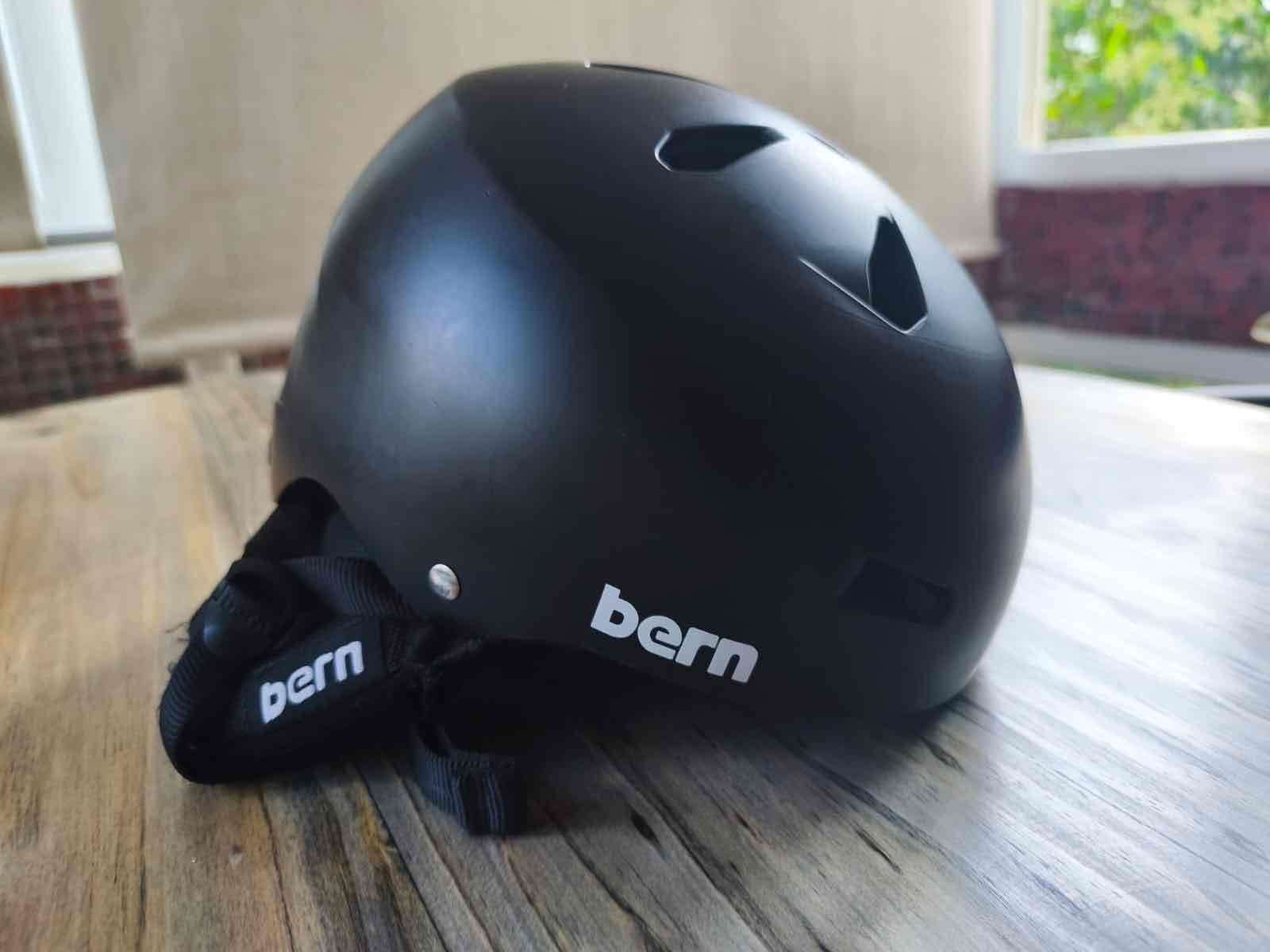 Casco Bern negro para ski o bici talla M - 1