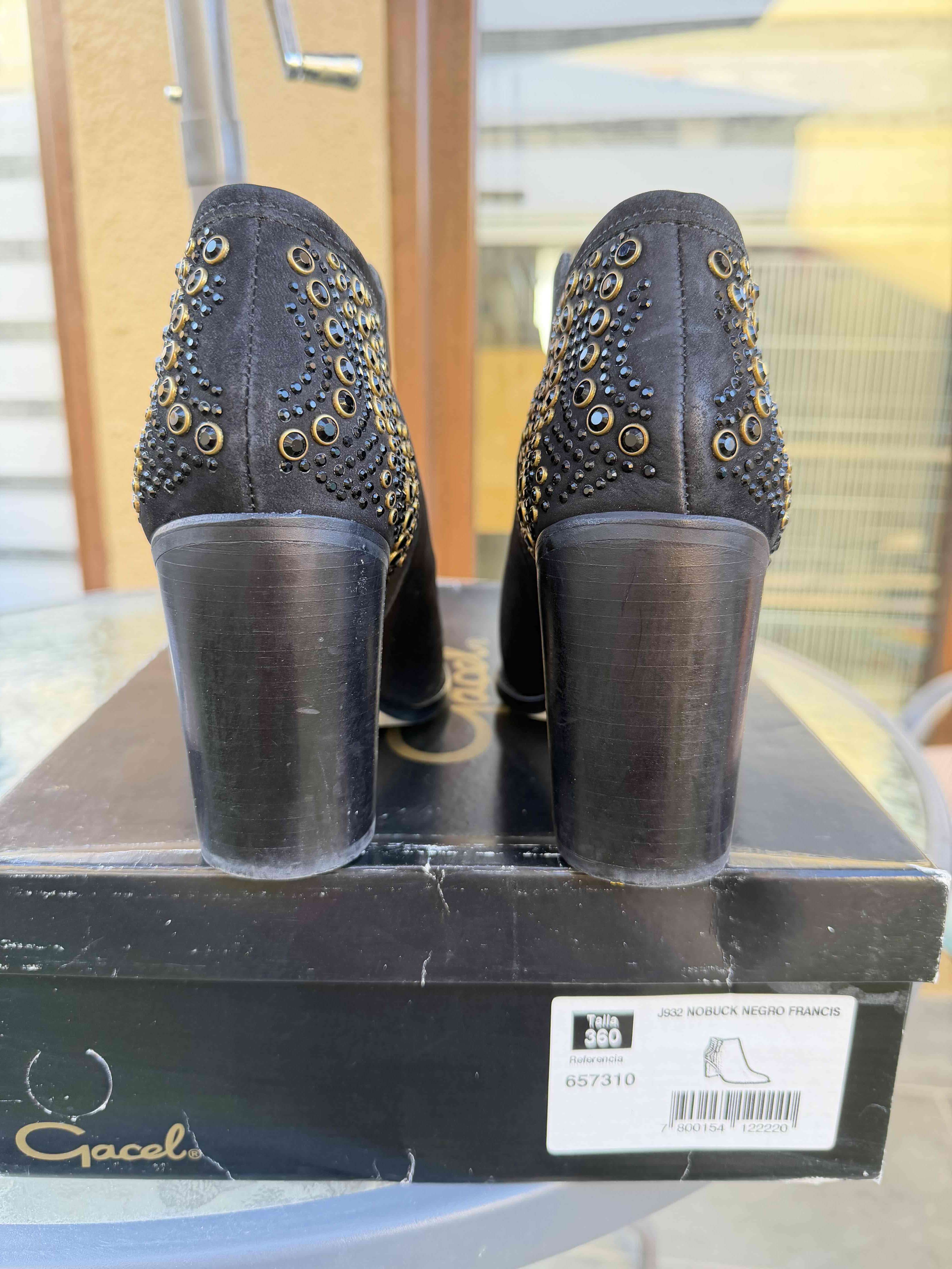 Botines de gamuza negros con apliques - 1