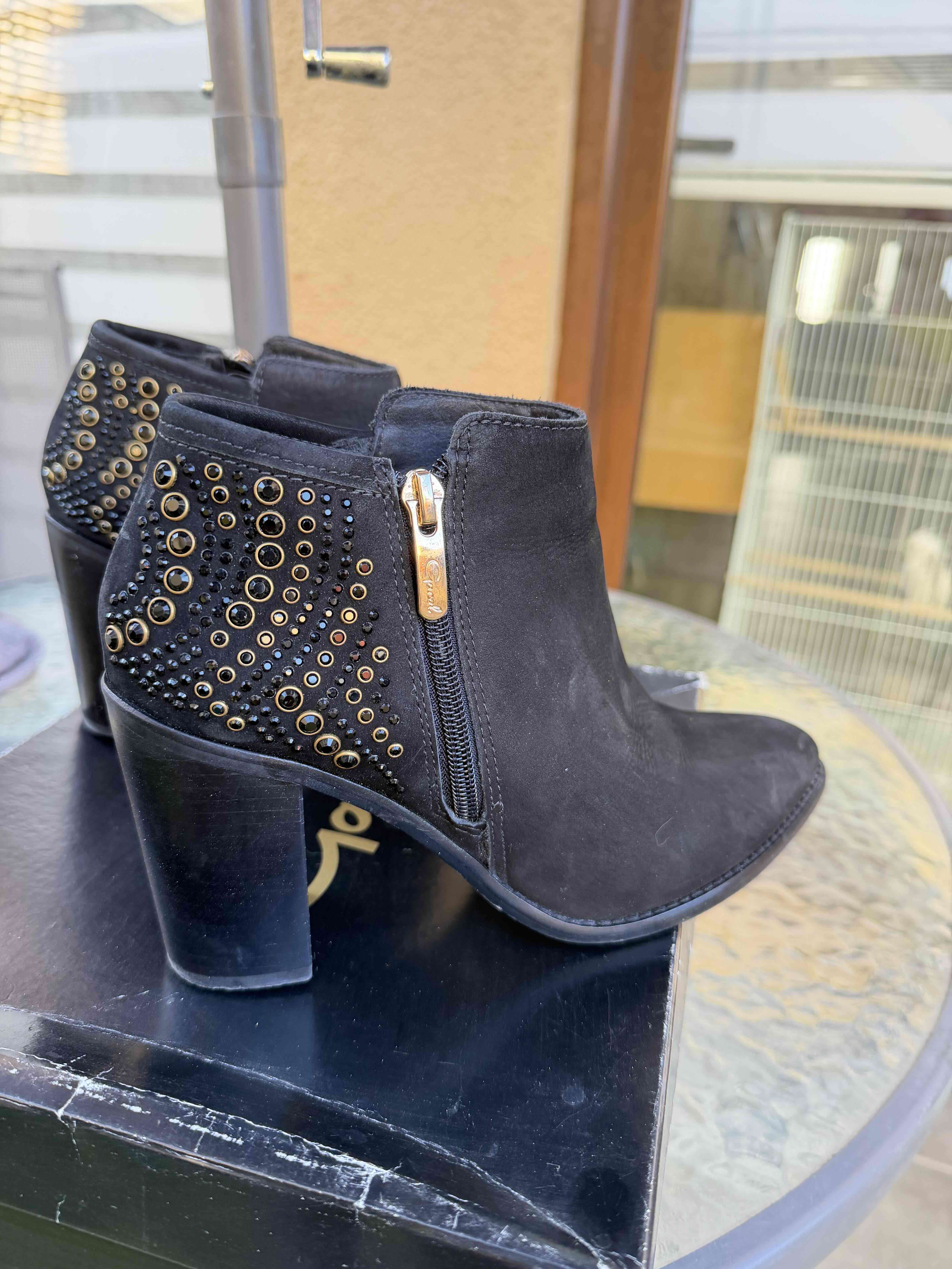 Botines de gamuza negros con apliques - 2