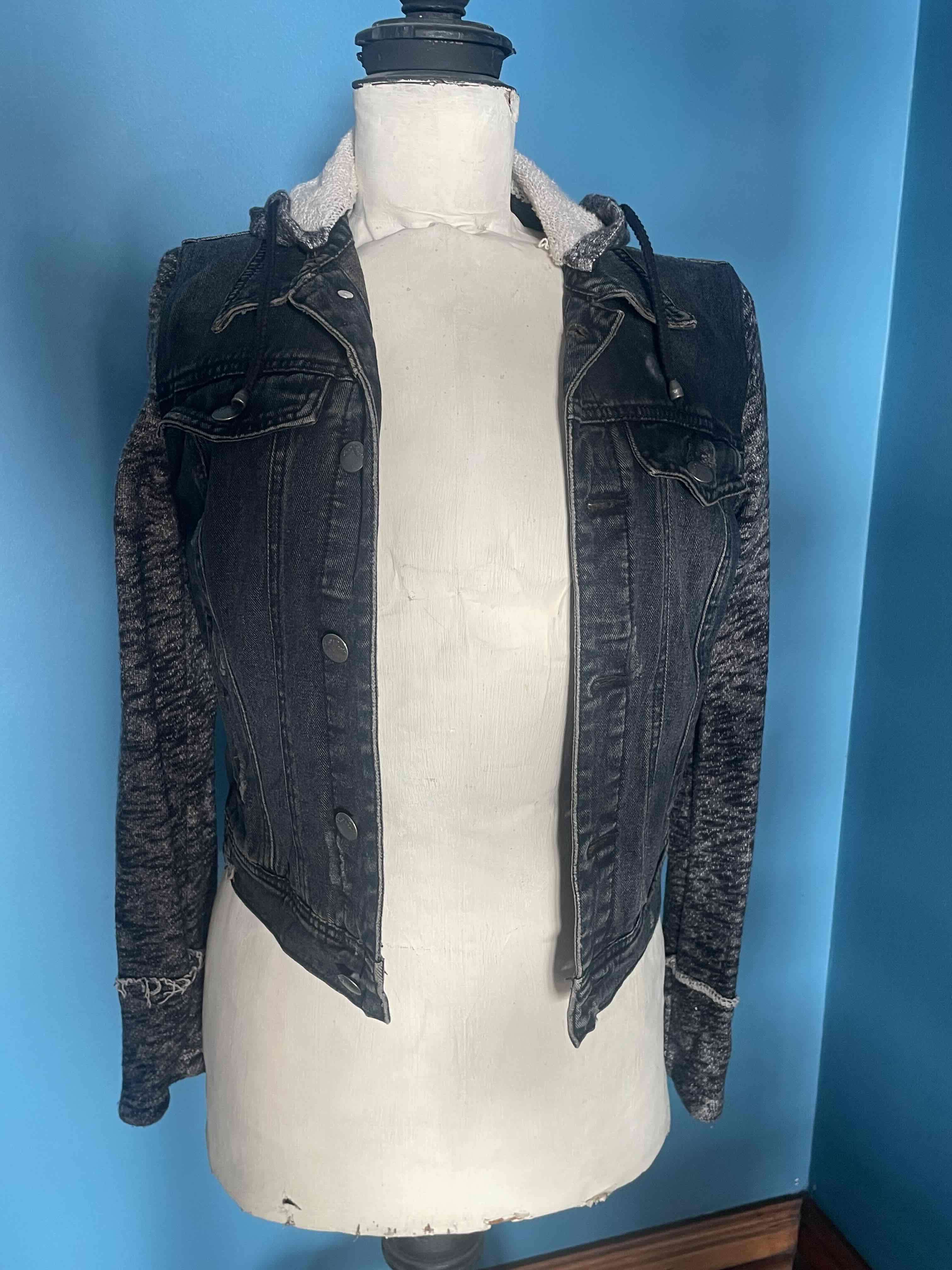 Chaqueta de mezclilla con capucha - 1