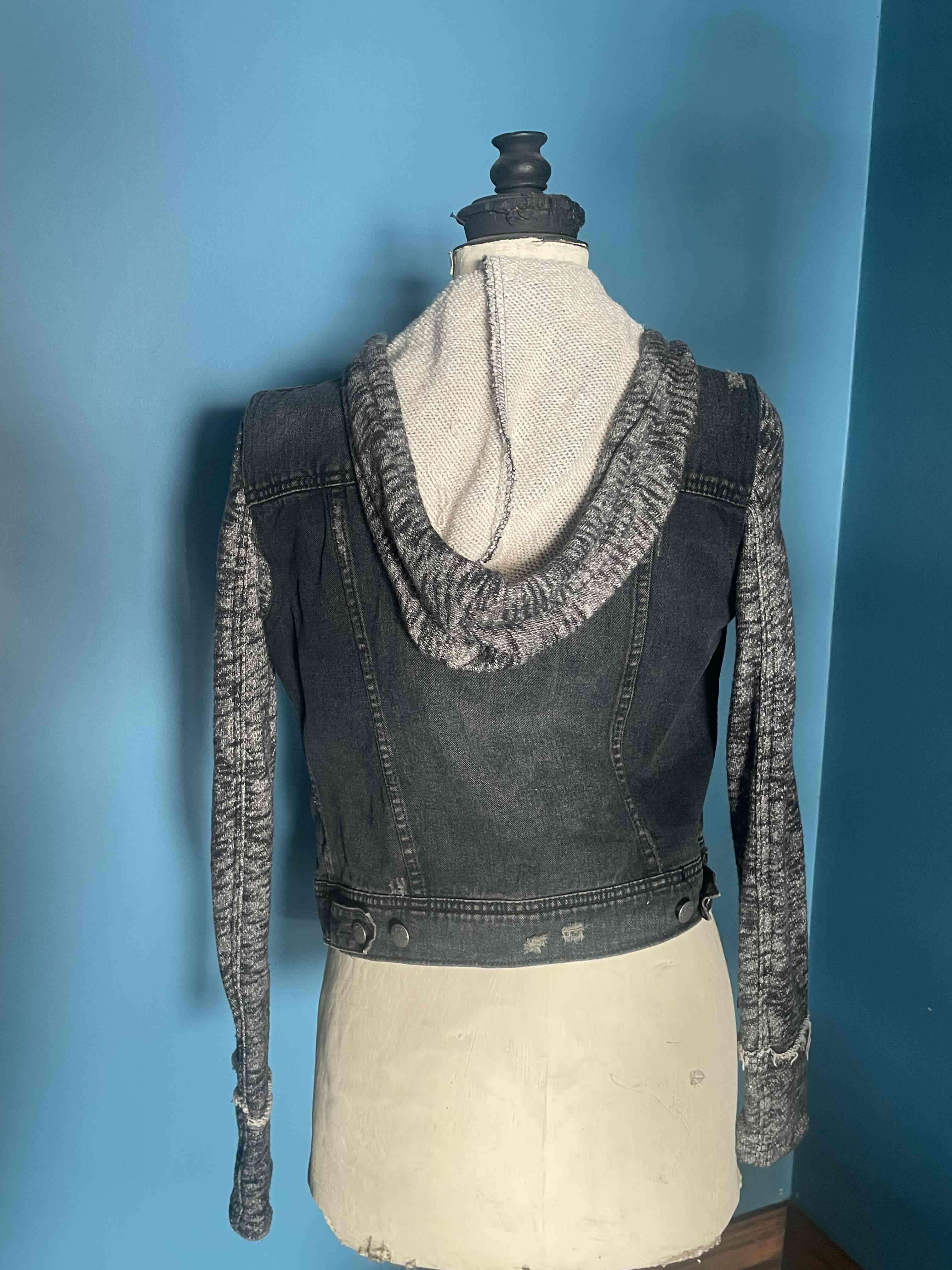 Chaqueta de mezclilla con capucha - 3