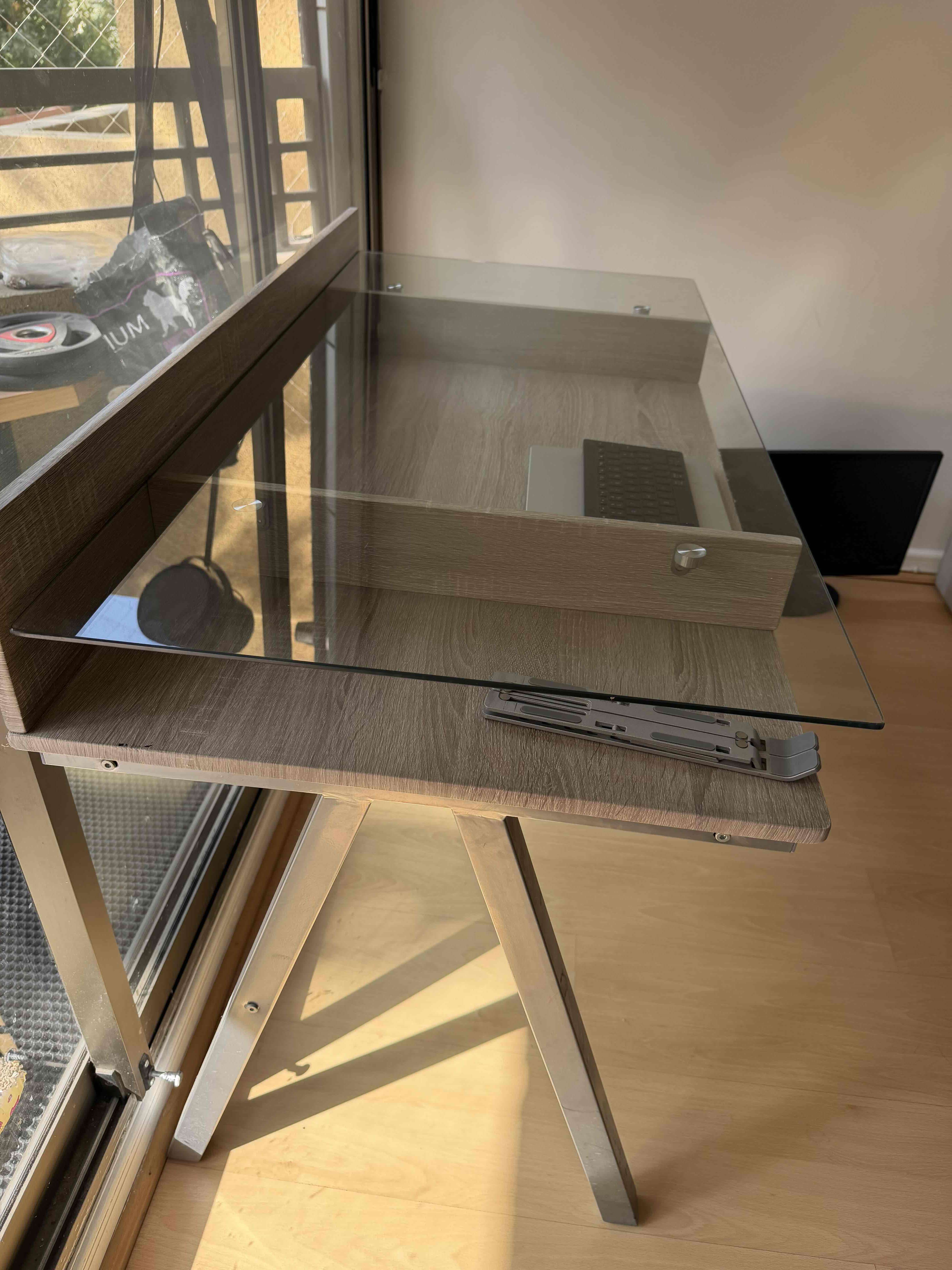 Escritorio con cubierta de vidrio - 1