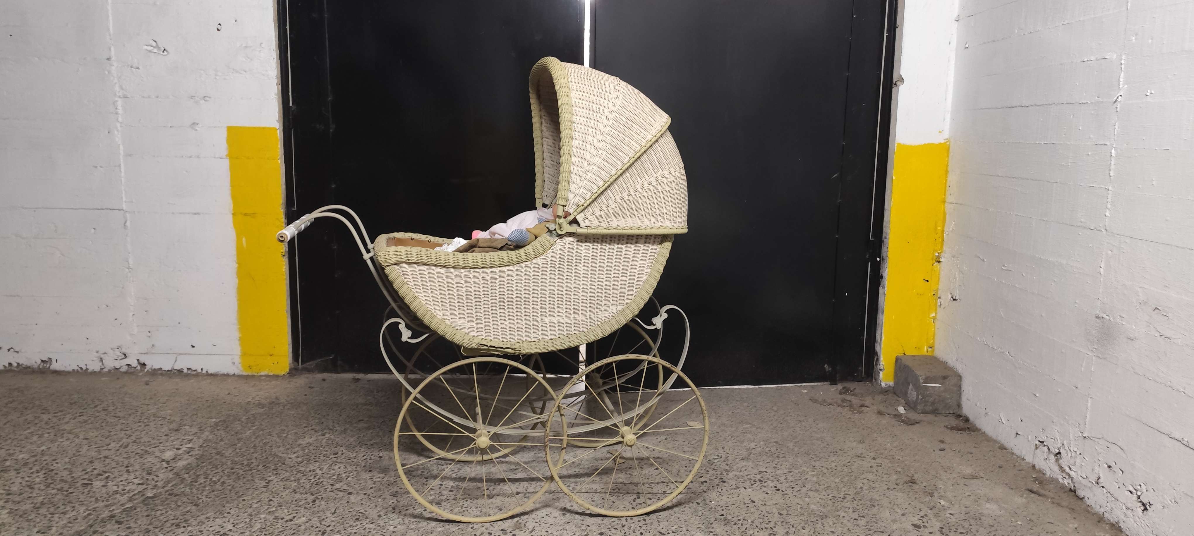 Coche vintage de mimbre - miniatura 2