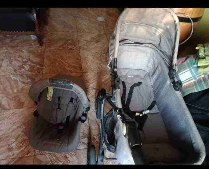 Coche y silla de auto gris