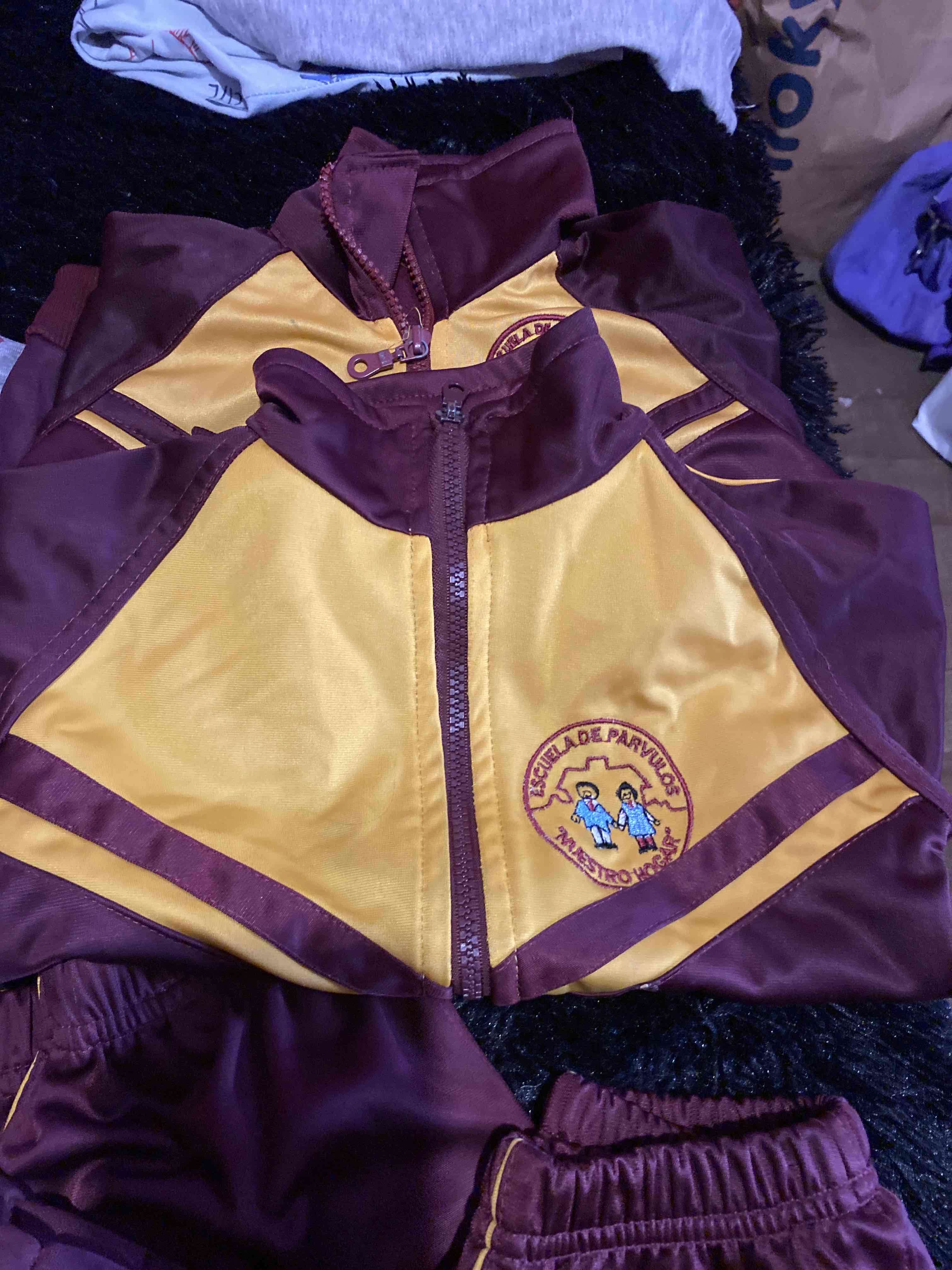 Ropa colegio ,escuela de párvulos Nuestro Hogar - miniatura 2