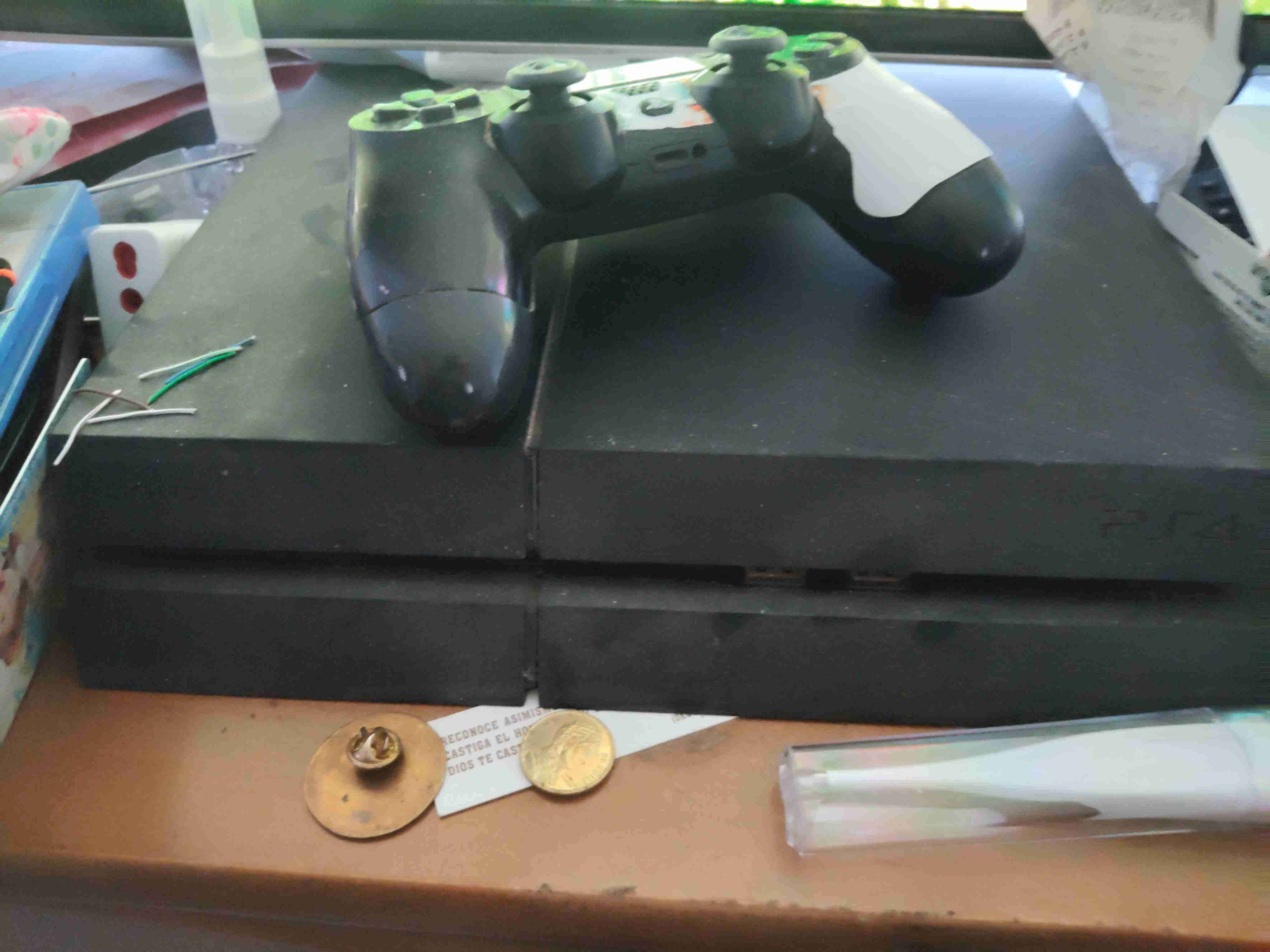 Consola PS4 con control