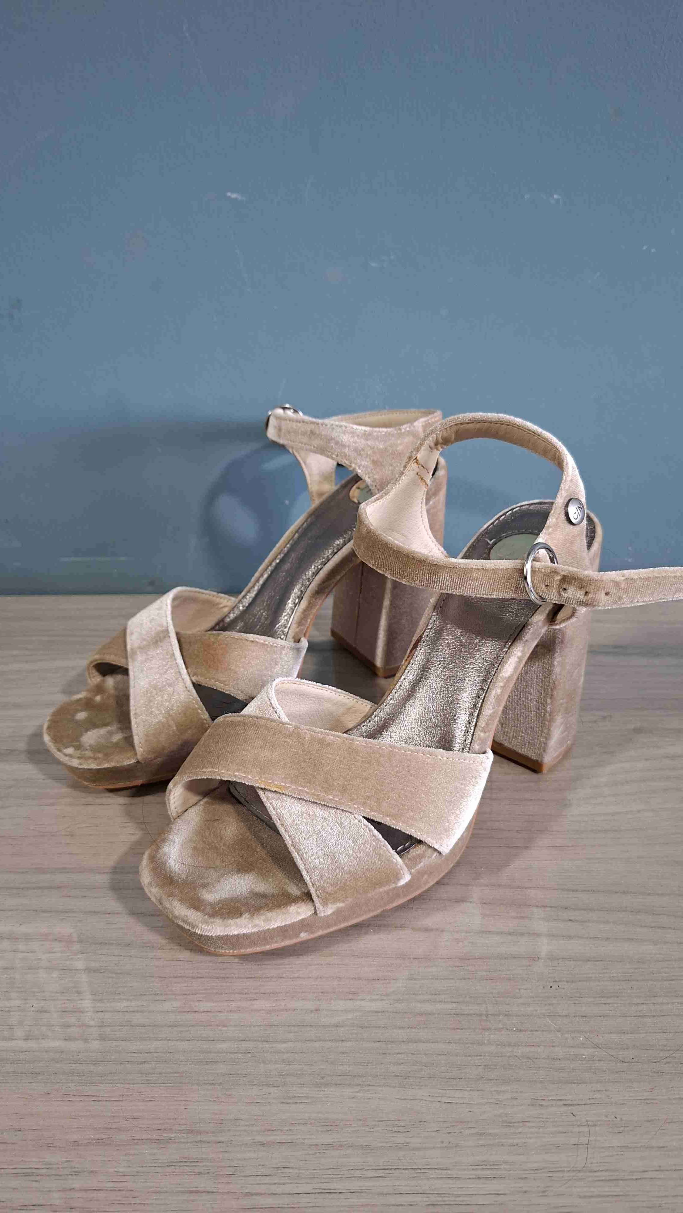 Sandalias taco alto doradas cmoran n°36 - 1