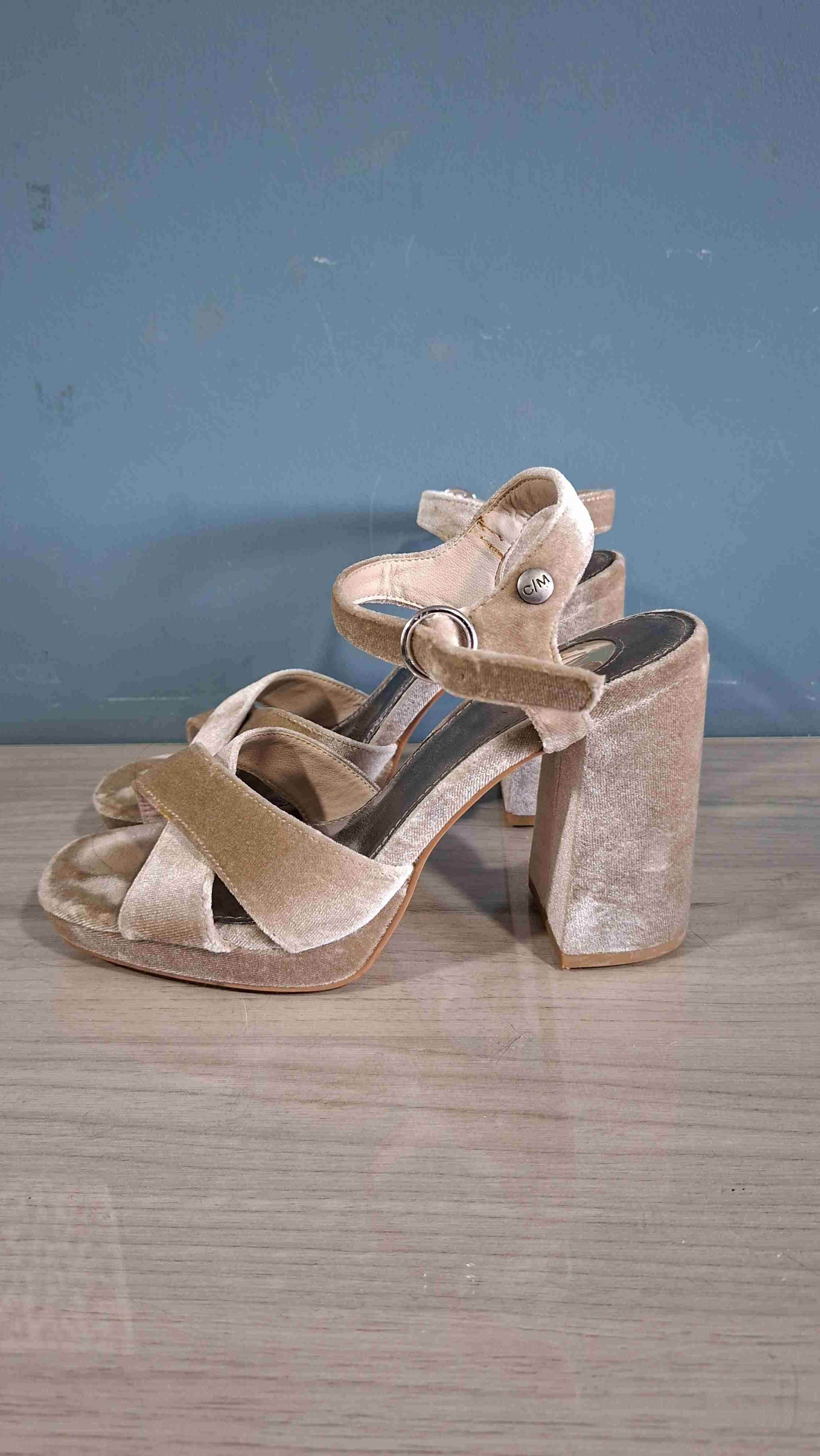 Sandalias taco alto doradas cmoran n°36 - 2