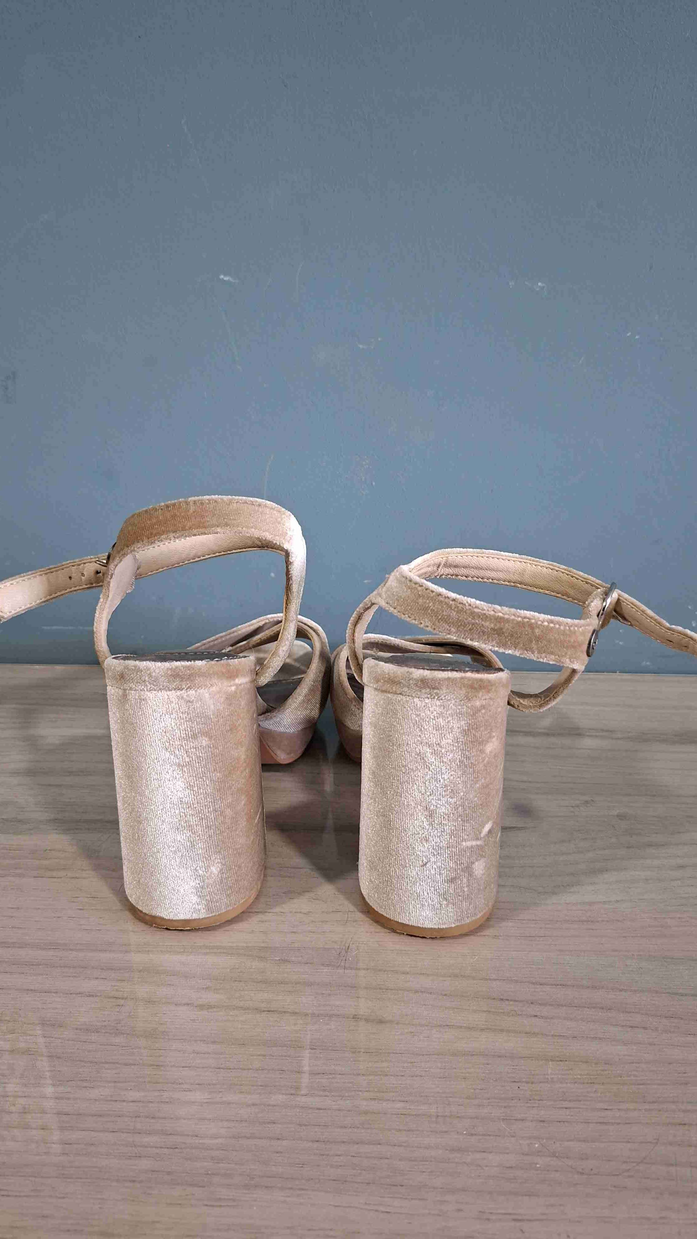 Sandalias taco alto doradas cmoran n°36 - 3