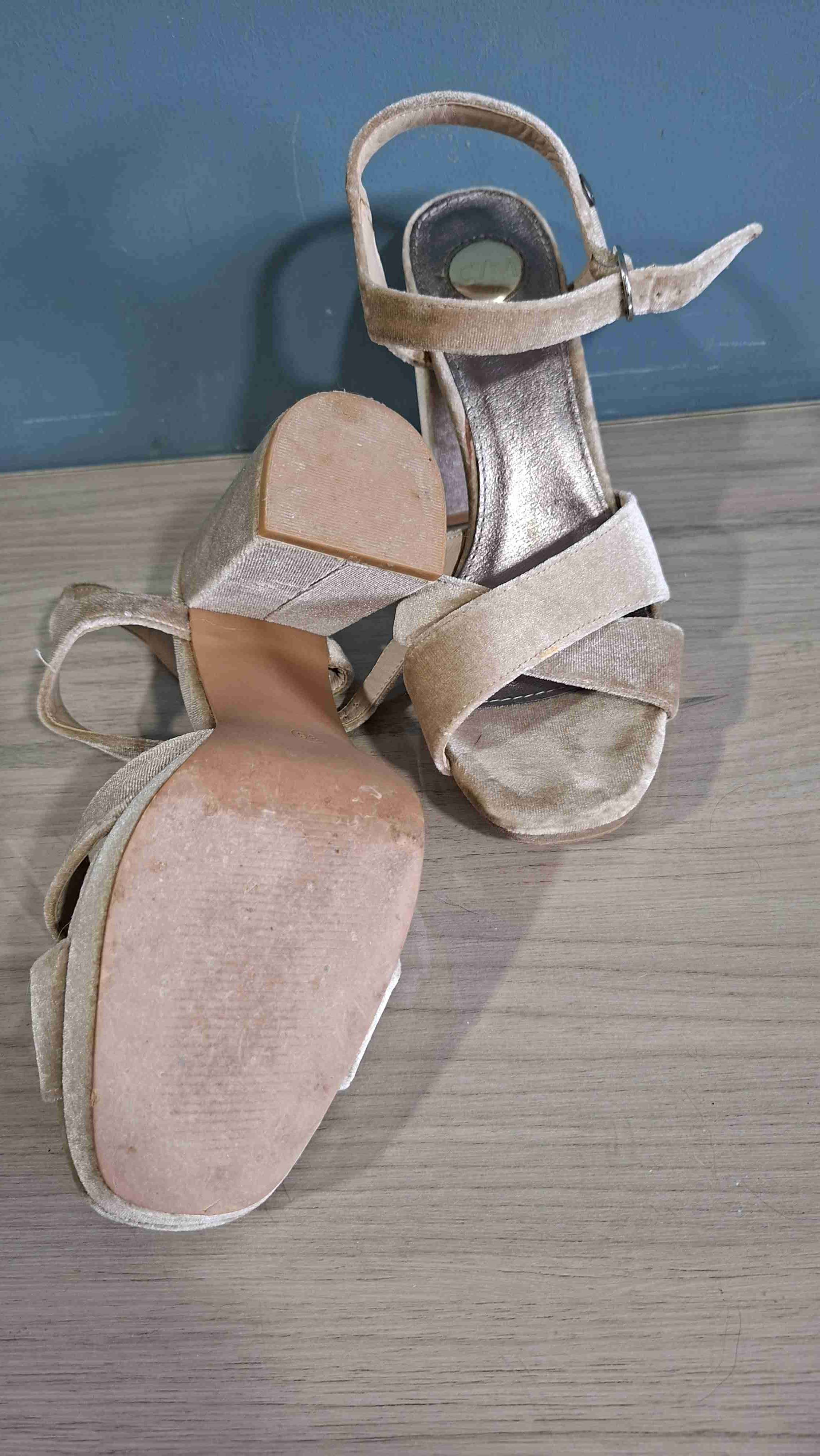 Sandalias taco alto doradas cmoran n°36 - 5