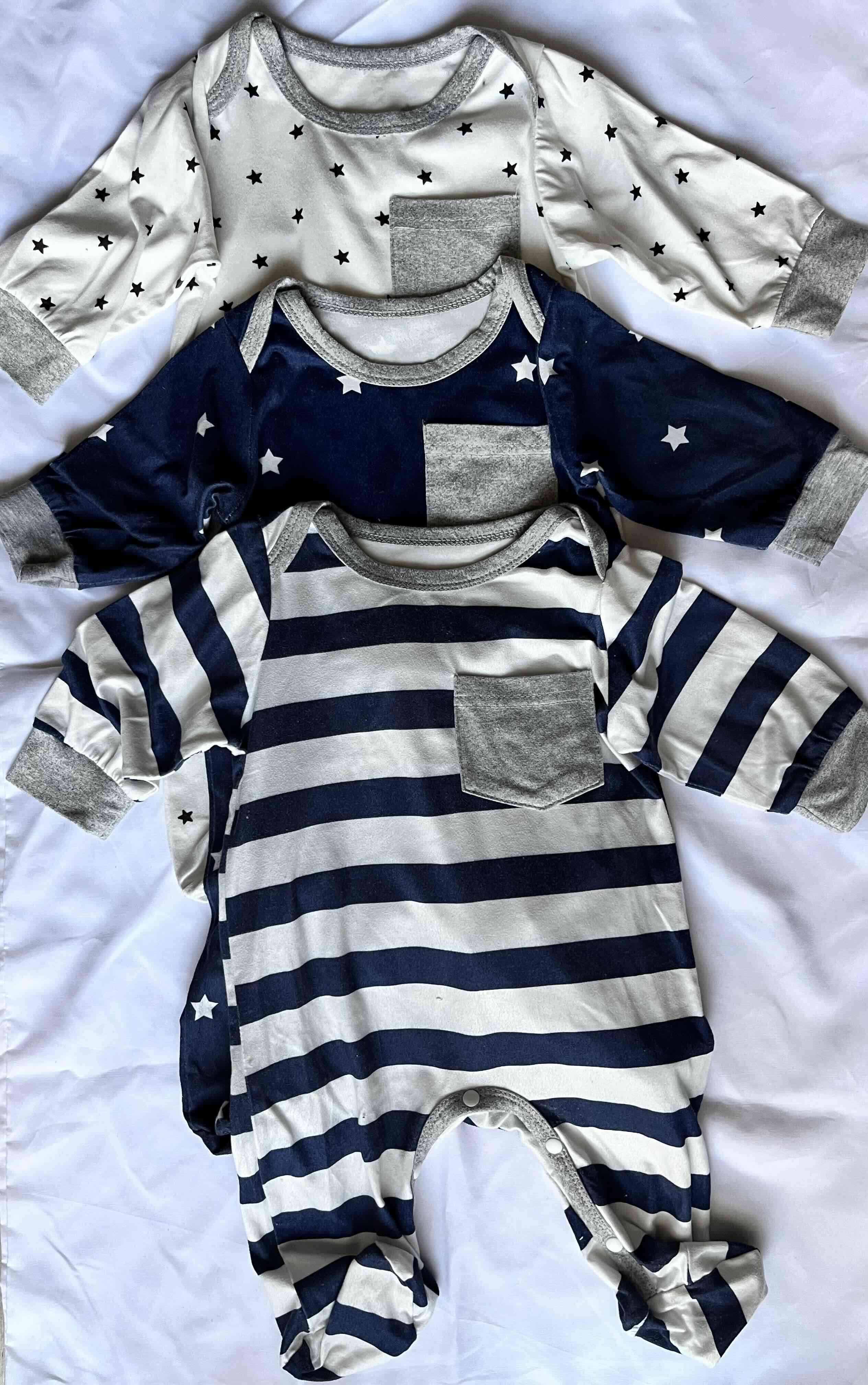 Pijamas de bebé a rayas y estrellas