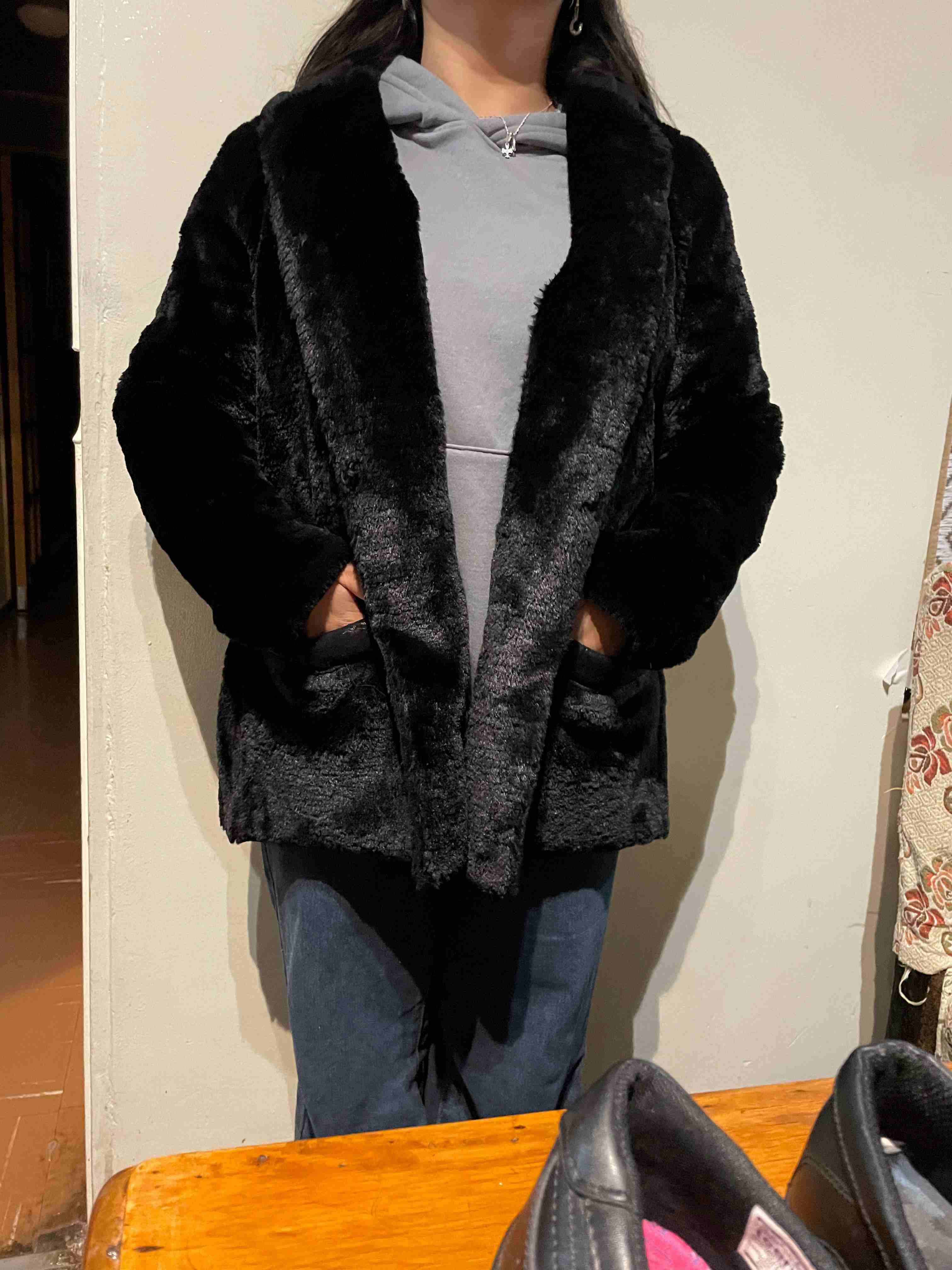 Abrigo negro peludo - miniatura 1