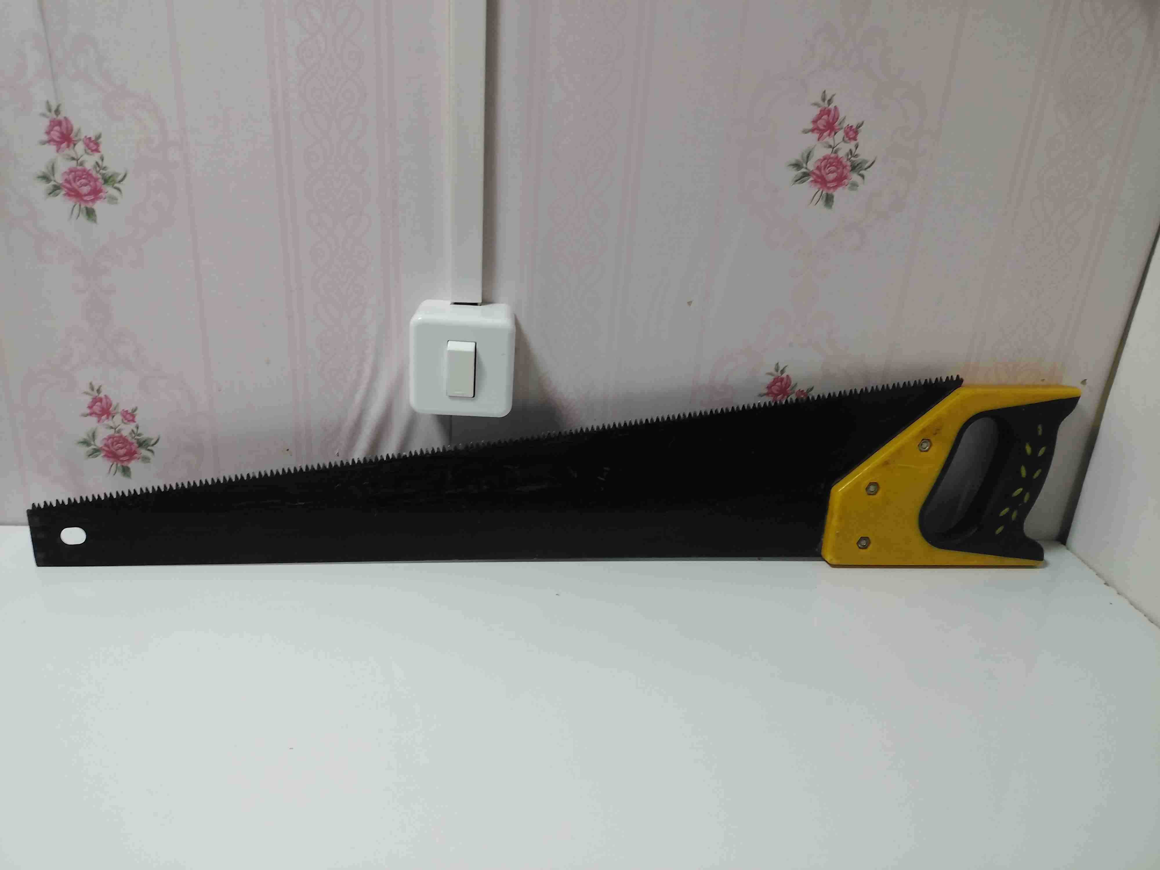 Serrucho de mano negro y amarillo - 1