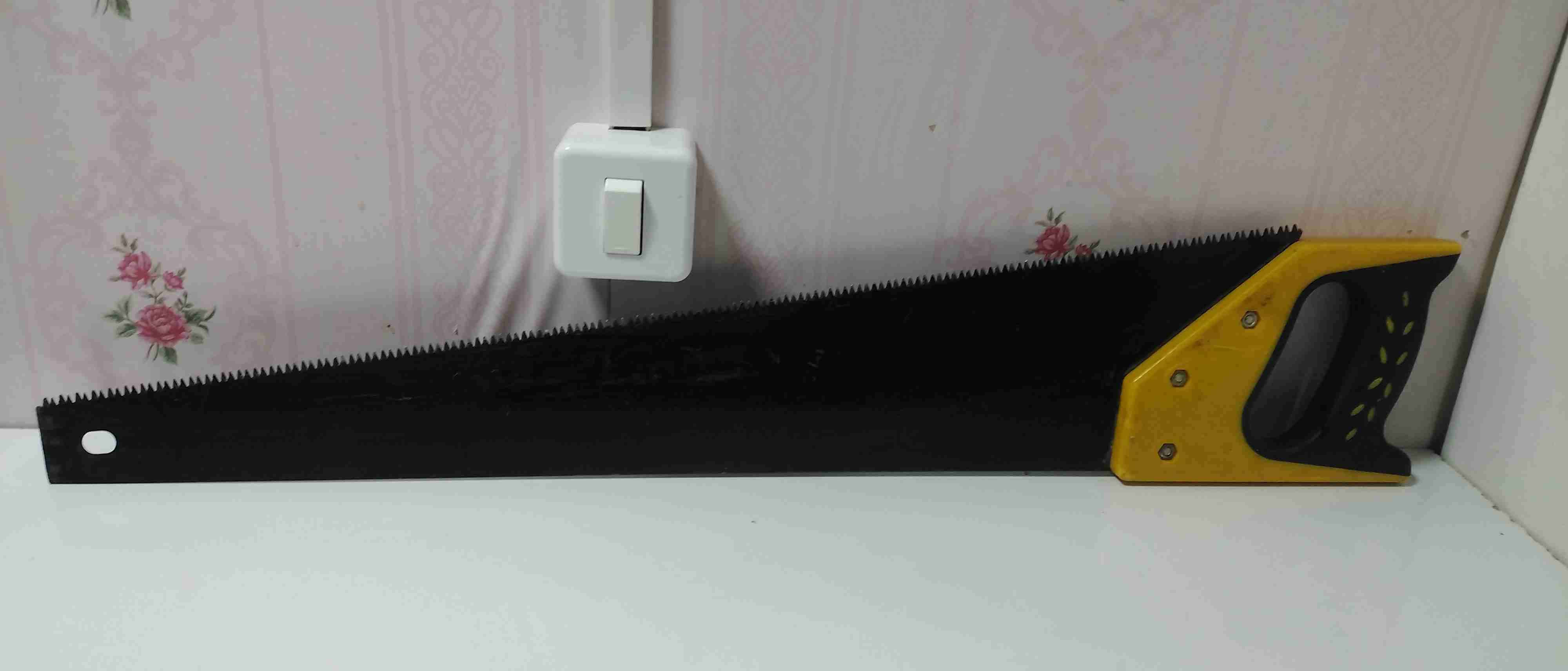 Serrucho de mano negro y amarillo - 2