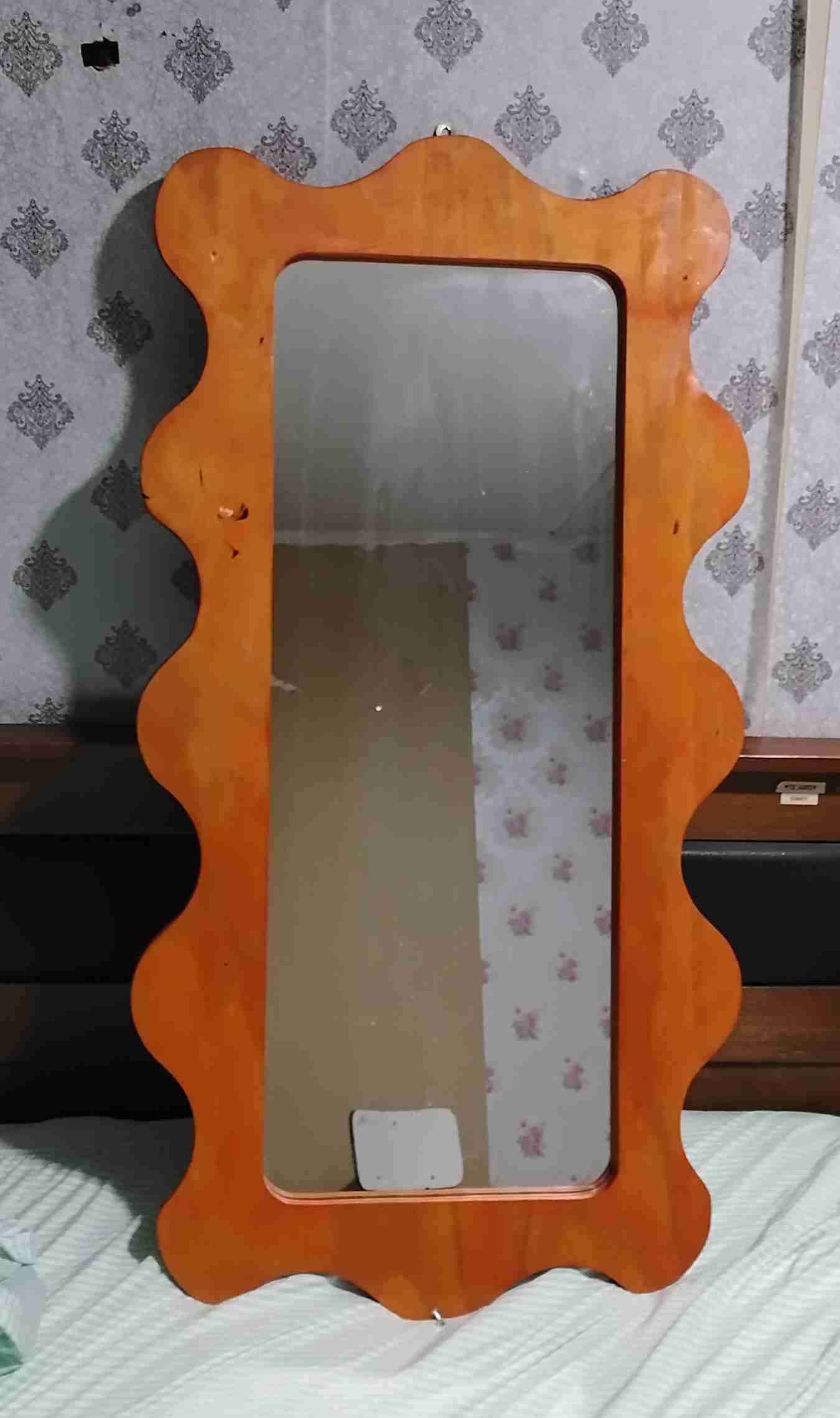 Espejo de pared con marco de madera - 1