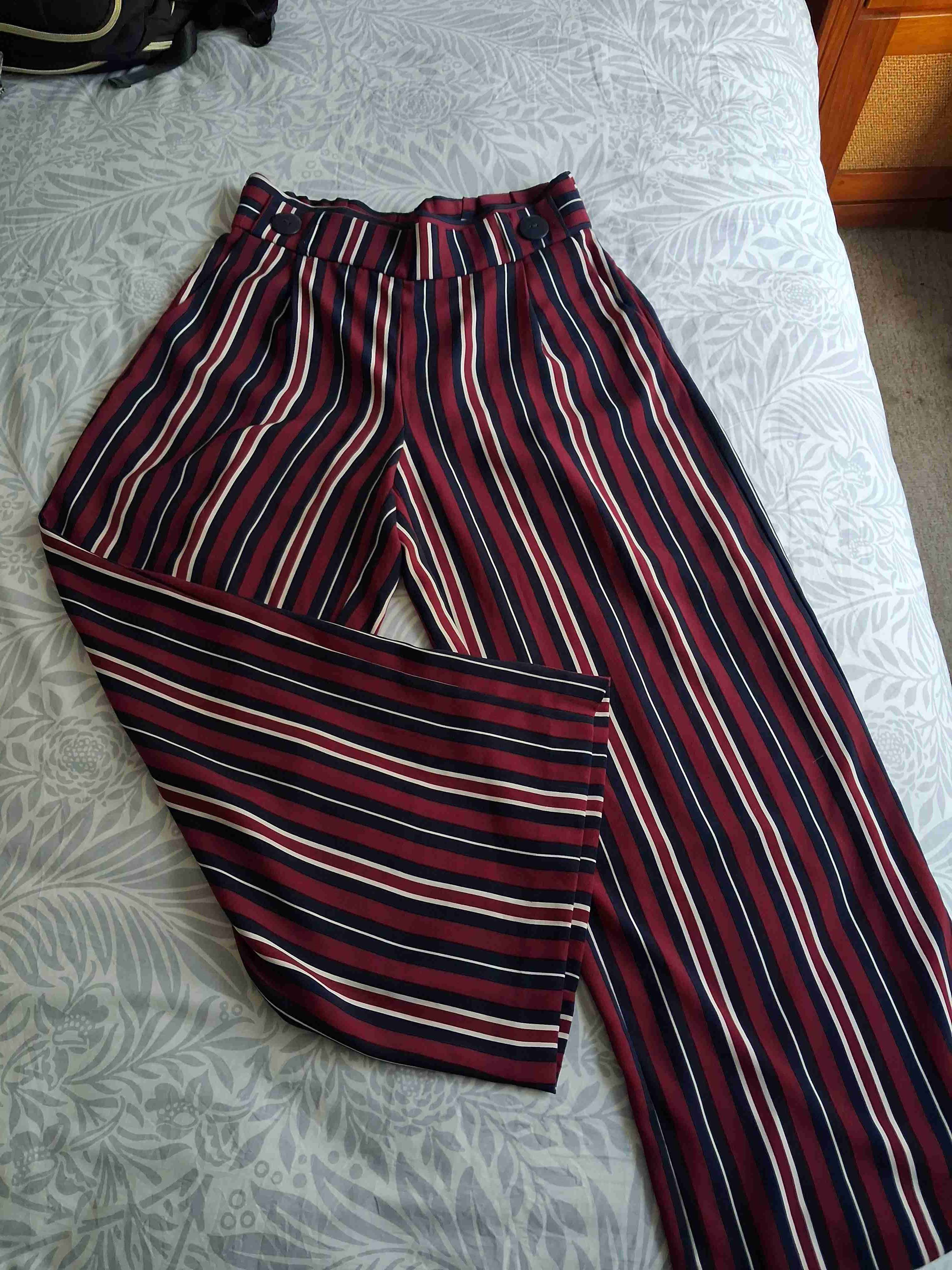 Pantalones rayados rojos y azules