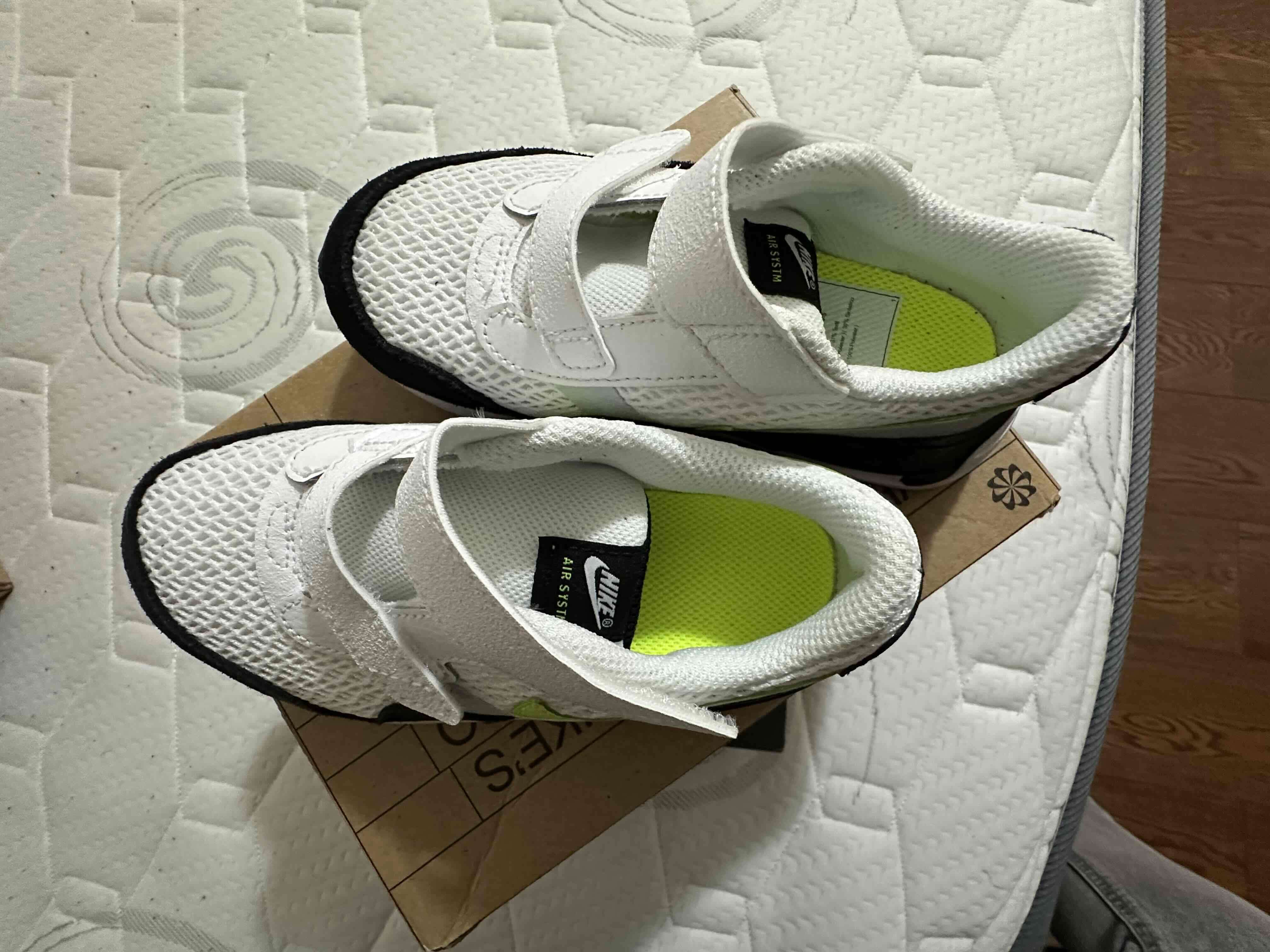 Zapatilla deportiva nike niño blanca y negra - 3