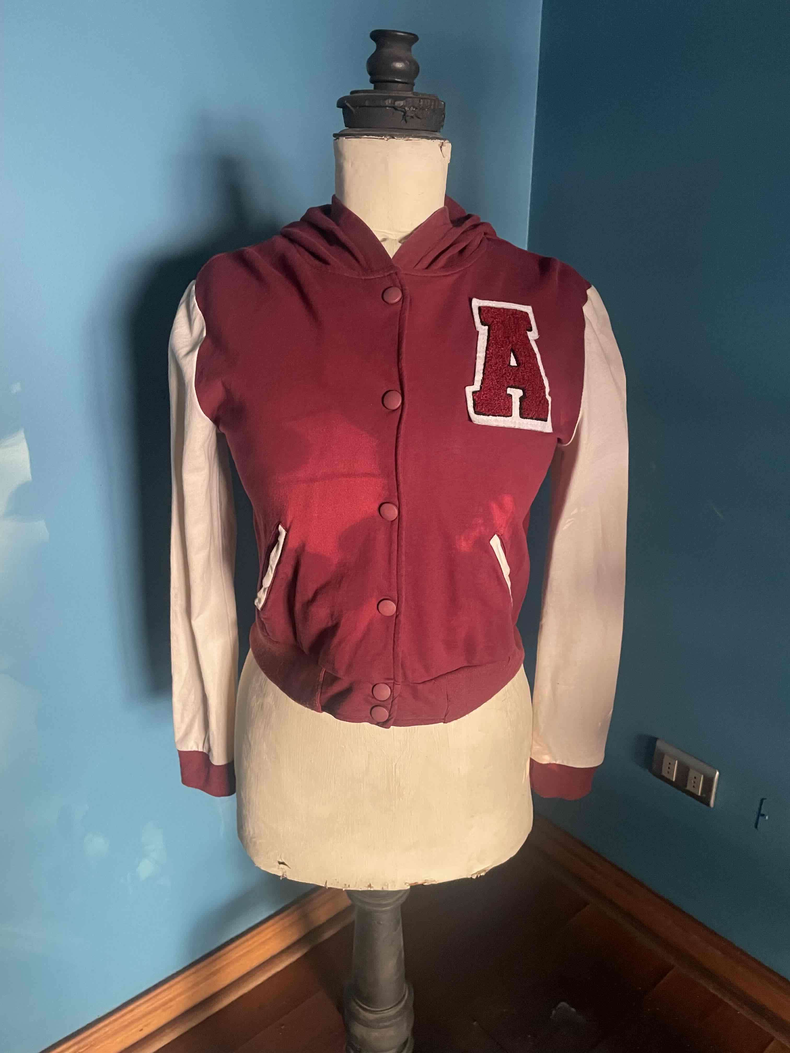 Poleron delgado tipo varsity burdeo y blanco - miniatura 1