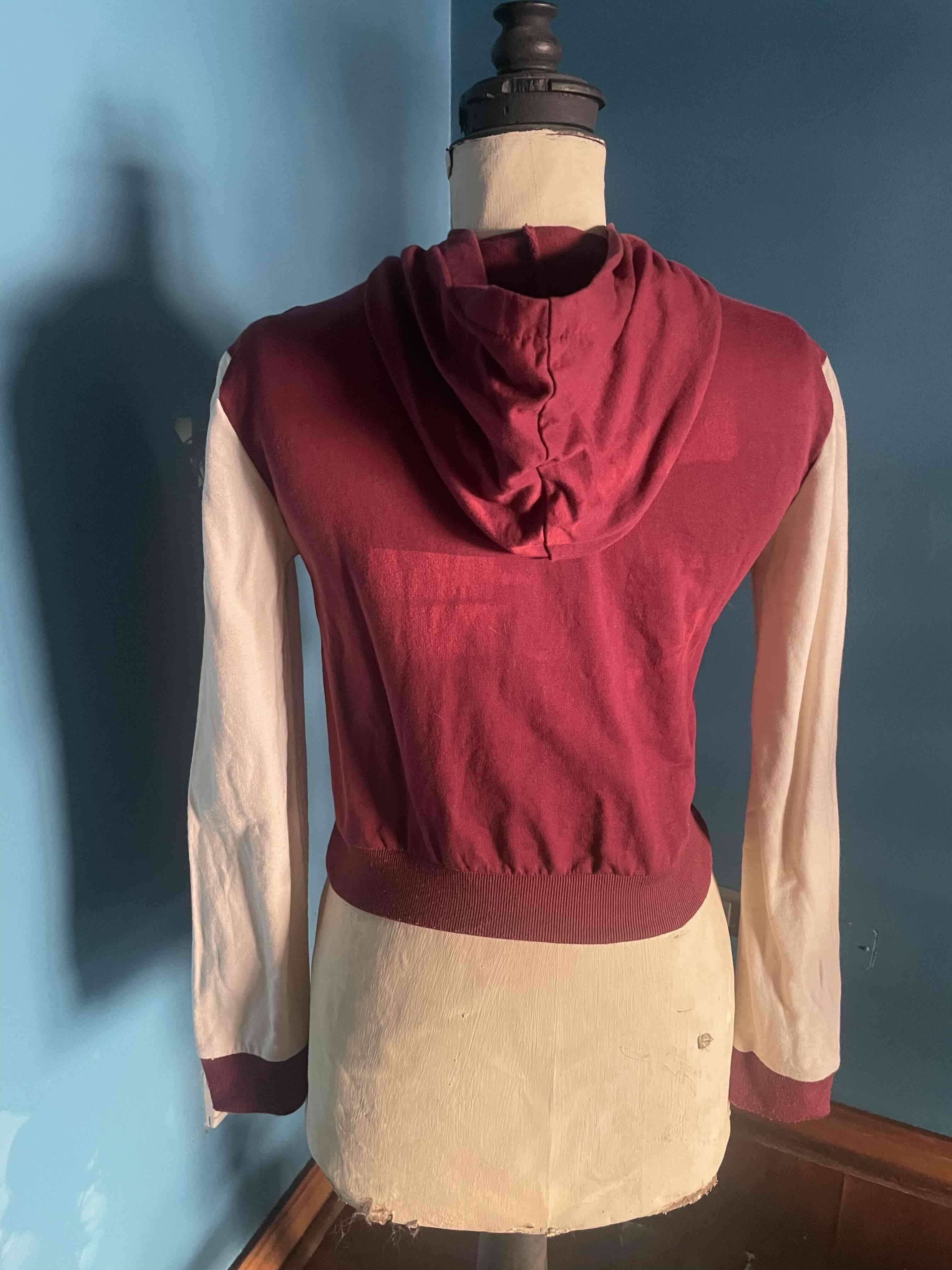 Poleron delgado tipo varsity burdeo y blanco - miniatura 2