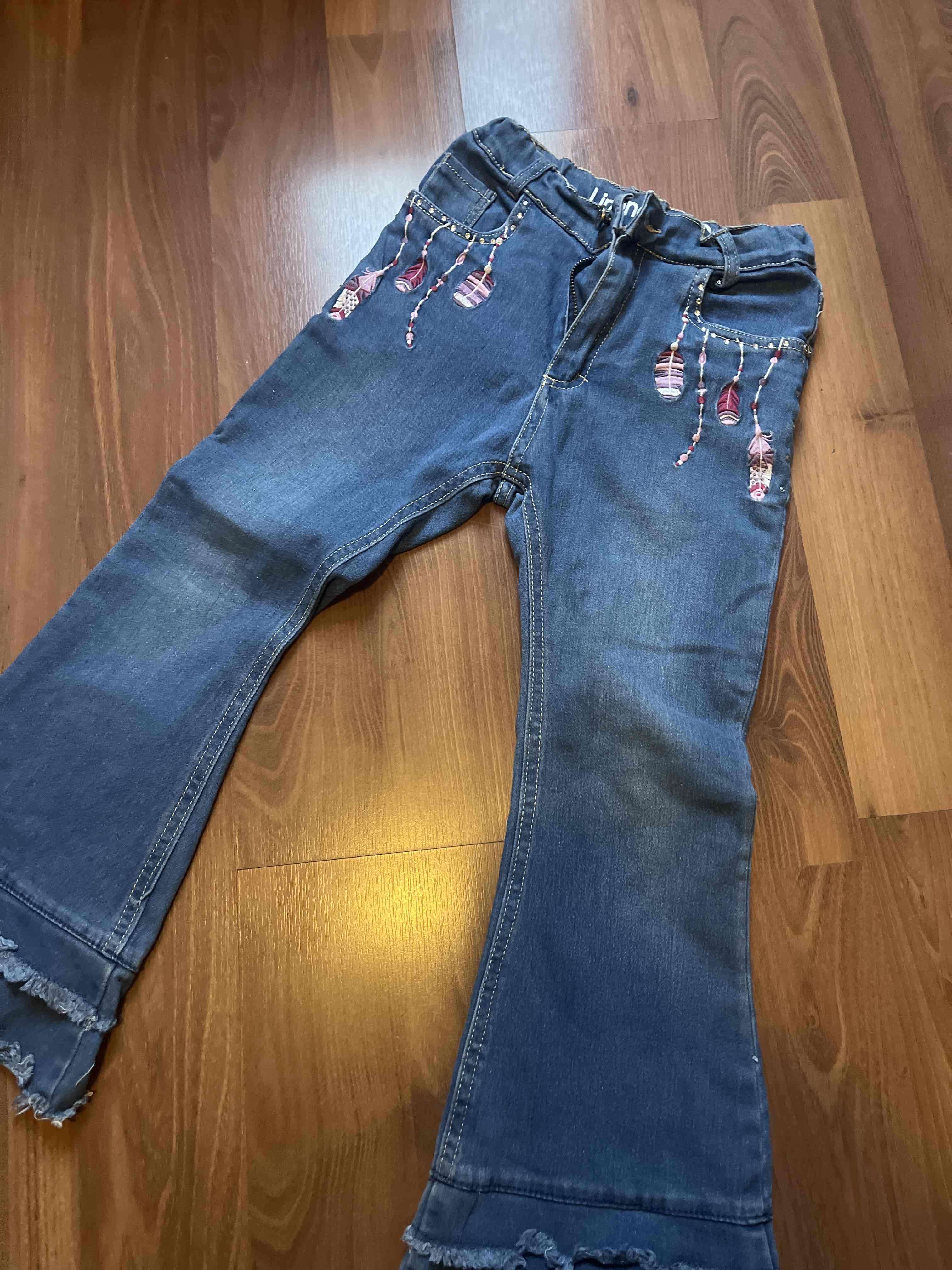 Jeans azules con decoraciones - miniatura 1