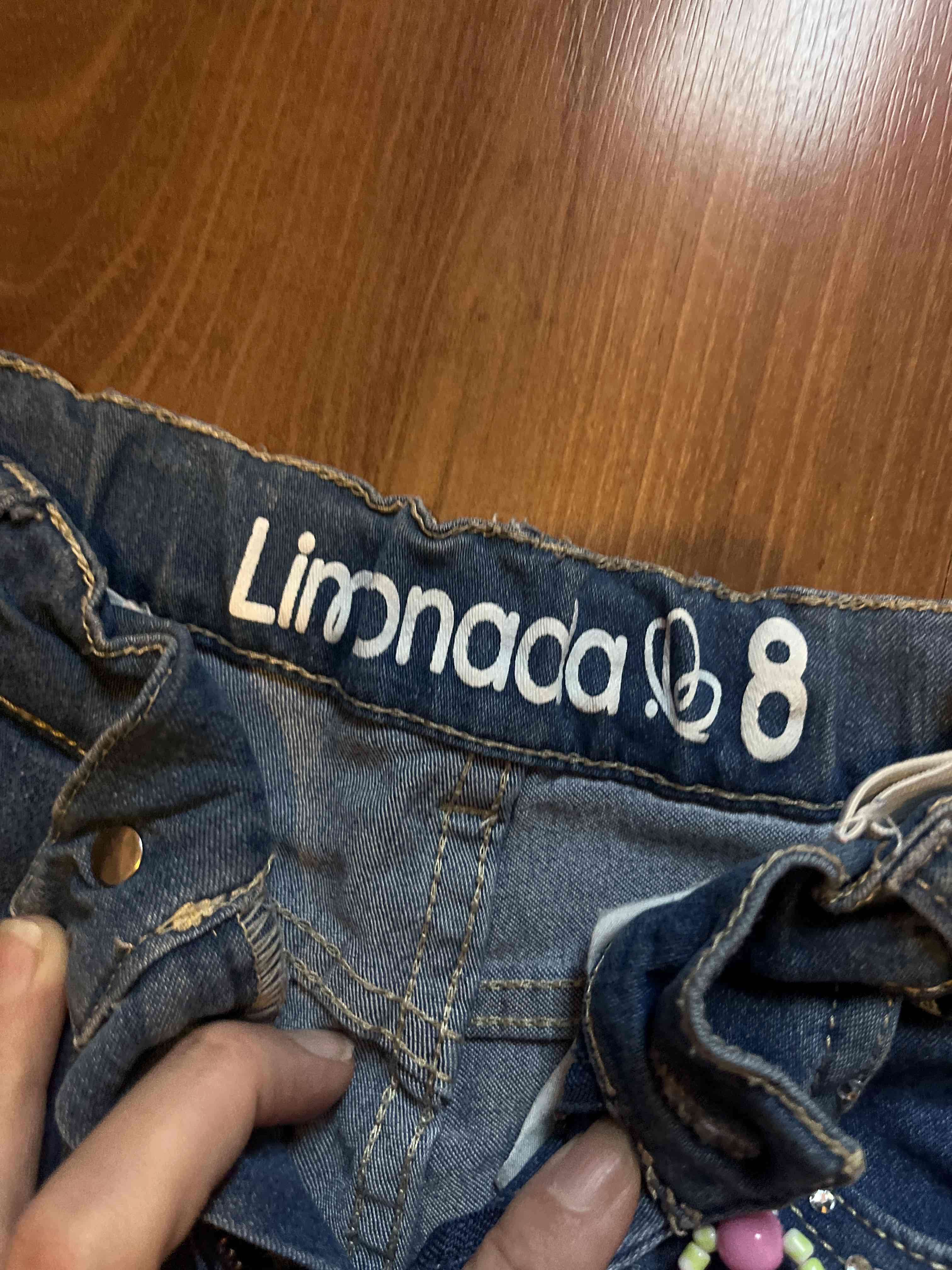 Jeans azules con decoraciones - miniatura 2