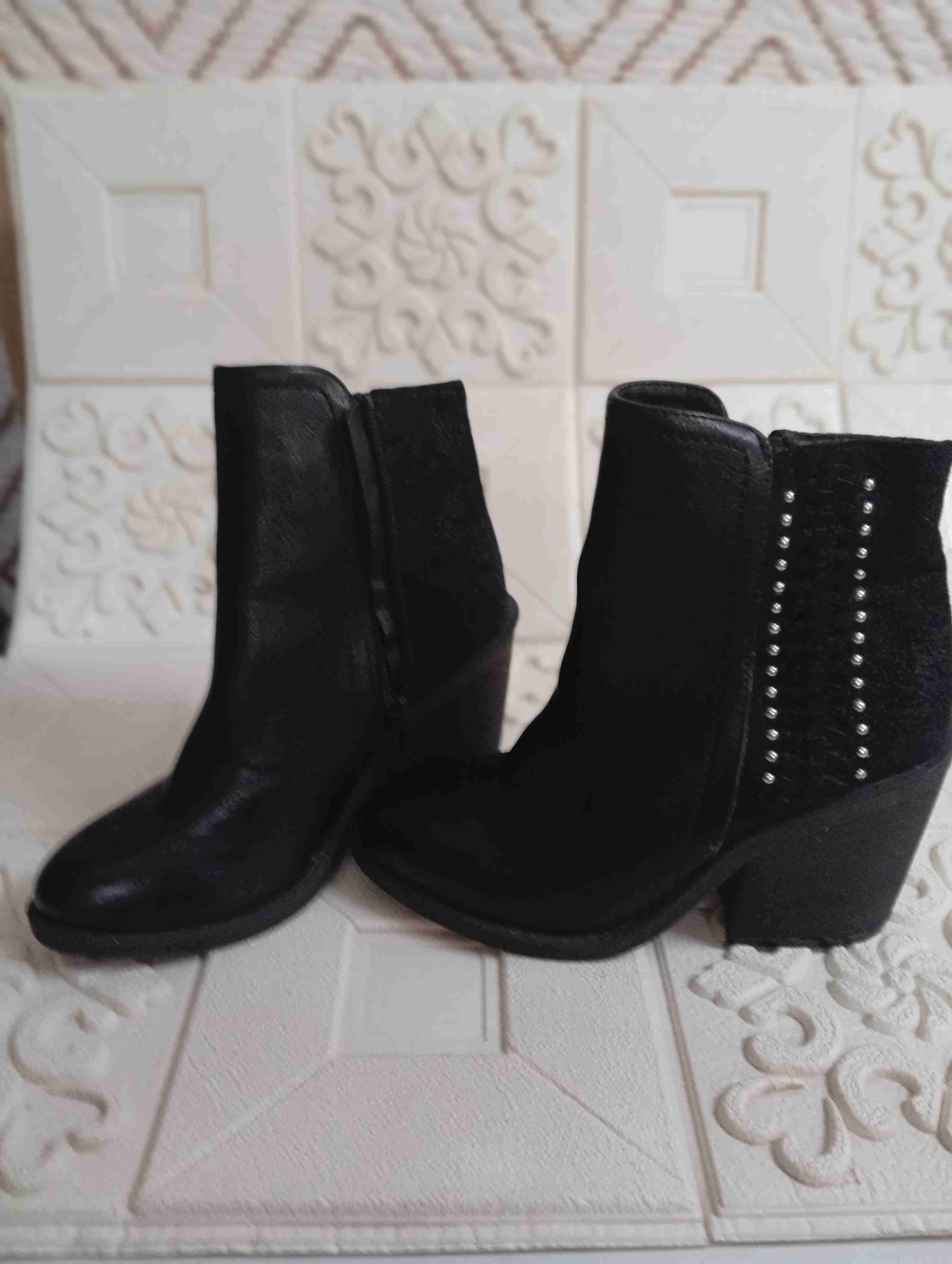 Botines negros con detalles metálicos - miniatura 1