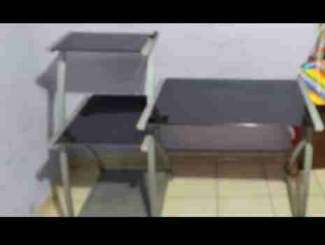 Escritorio de metal con repisas - 1