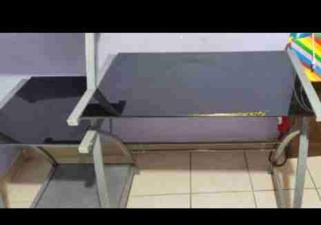 Escritorio de metal con repisas - 2