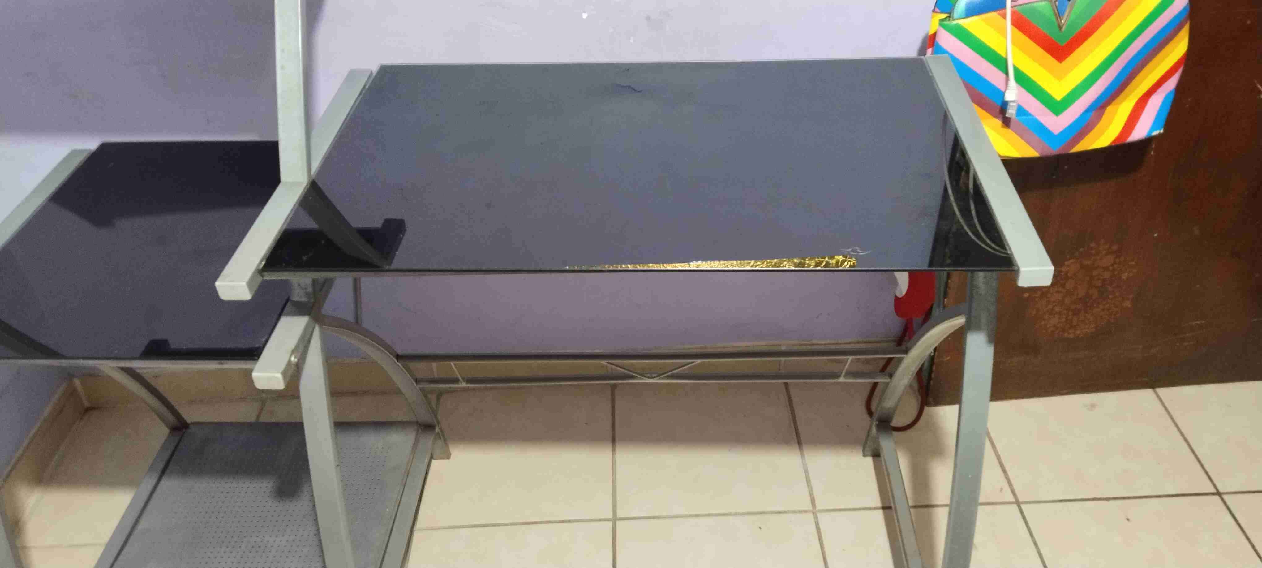 Escritorio de metal con repisas - 3