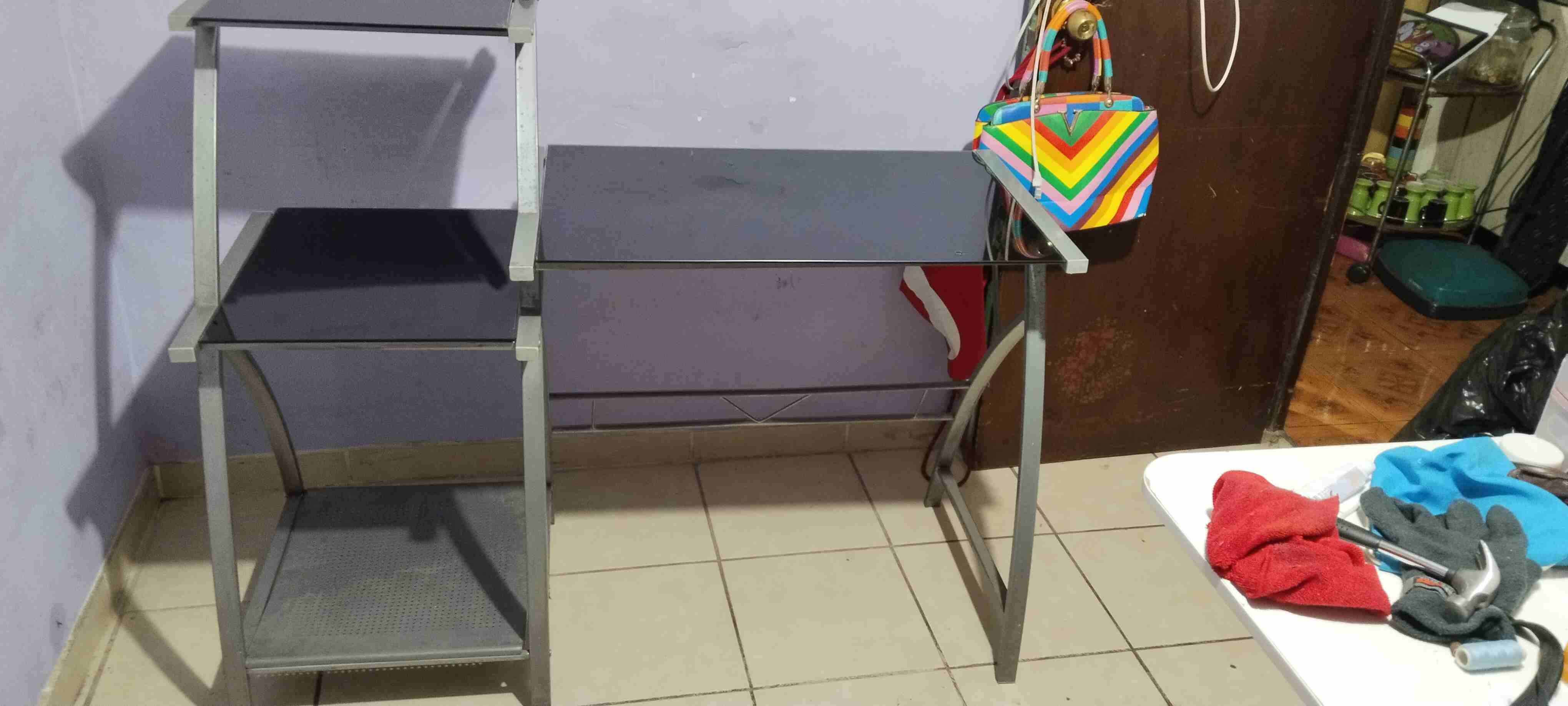 Escritorio de metal con repisas - 4