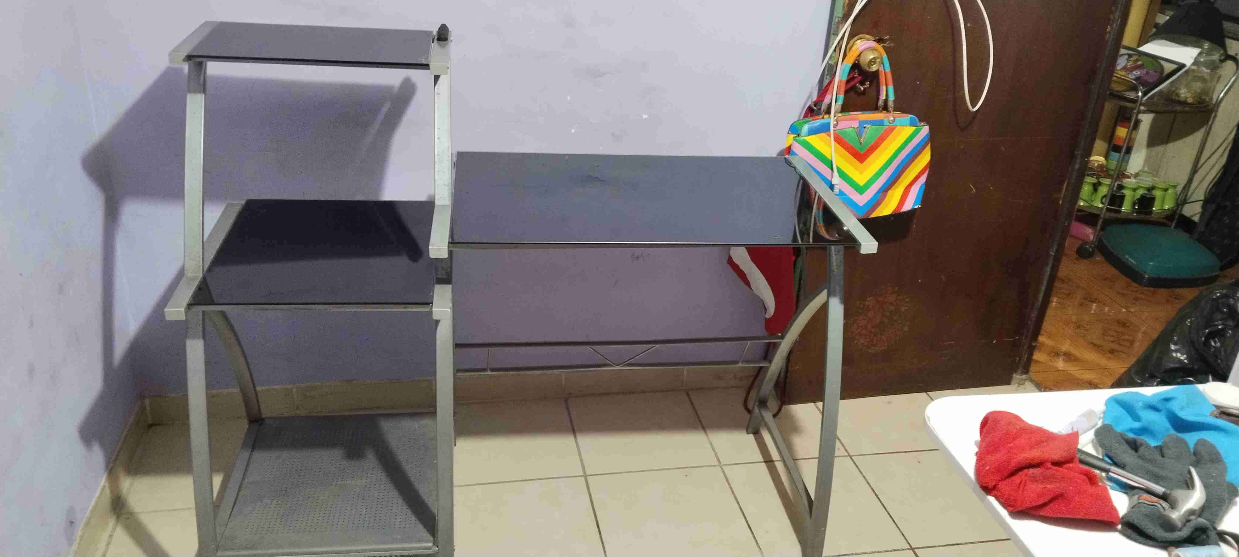 Escritorio de metal con repisas - 6