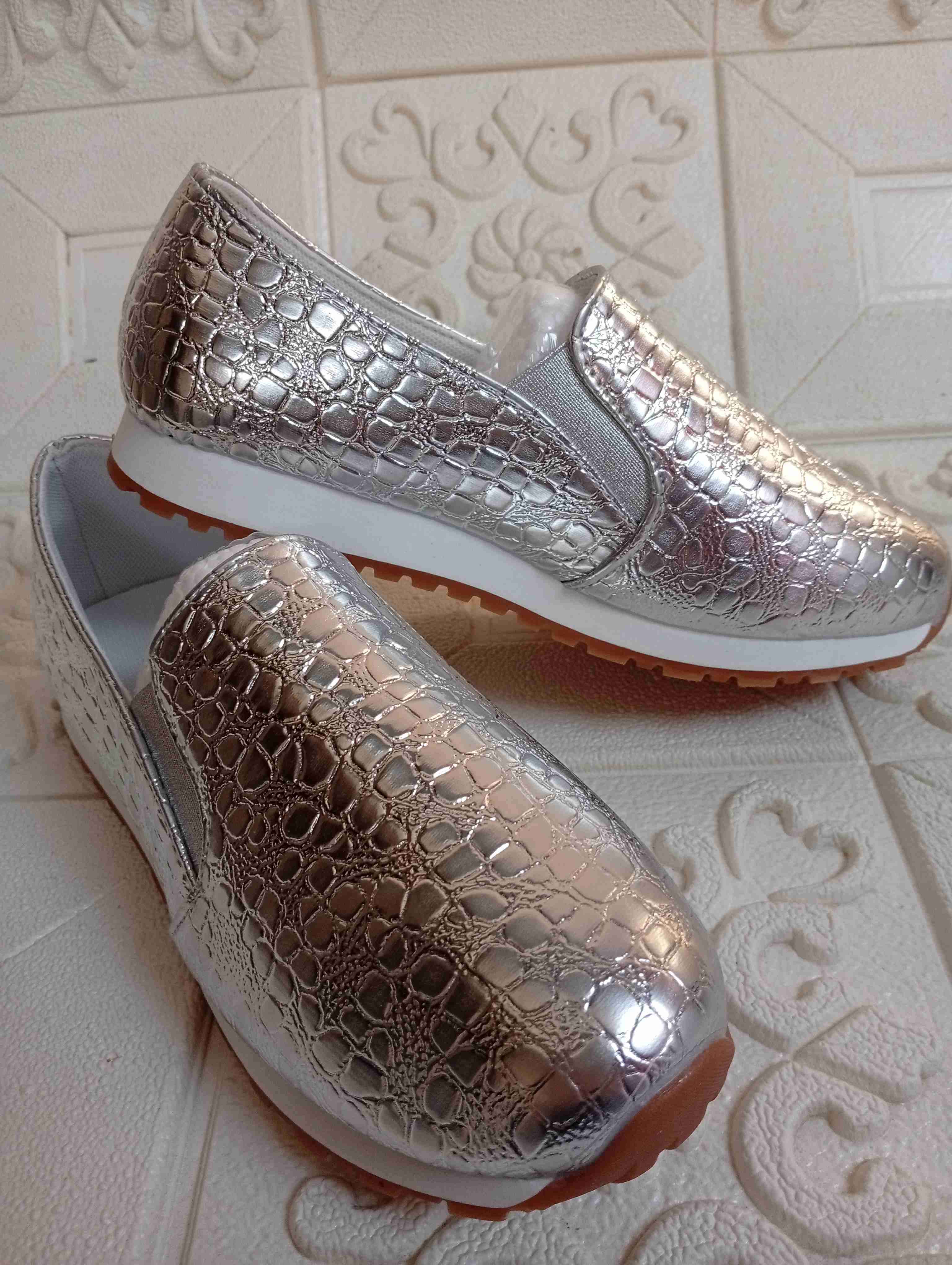 Zapatos plateados con textura - miniatura 1