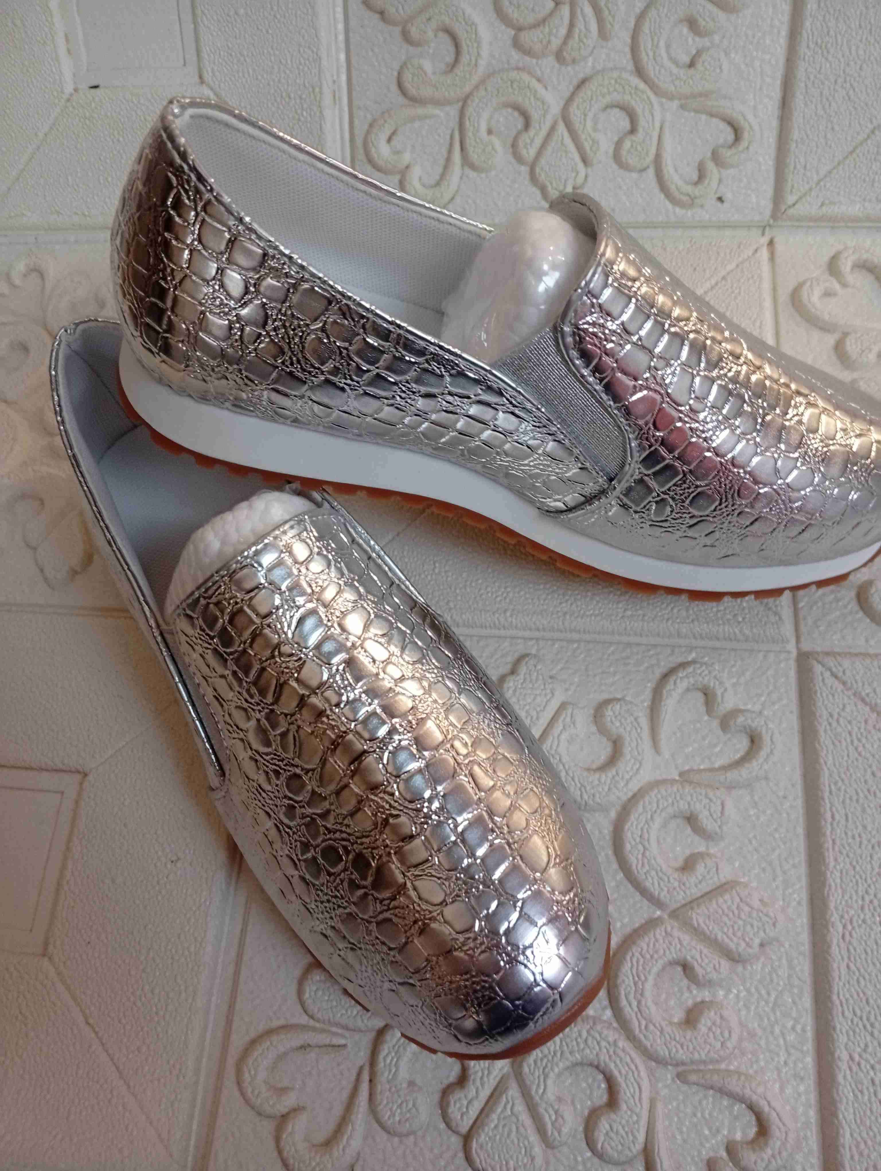 Zapatos plateados con textura - miniatura 2