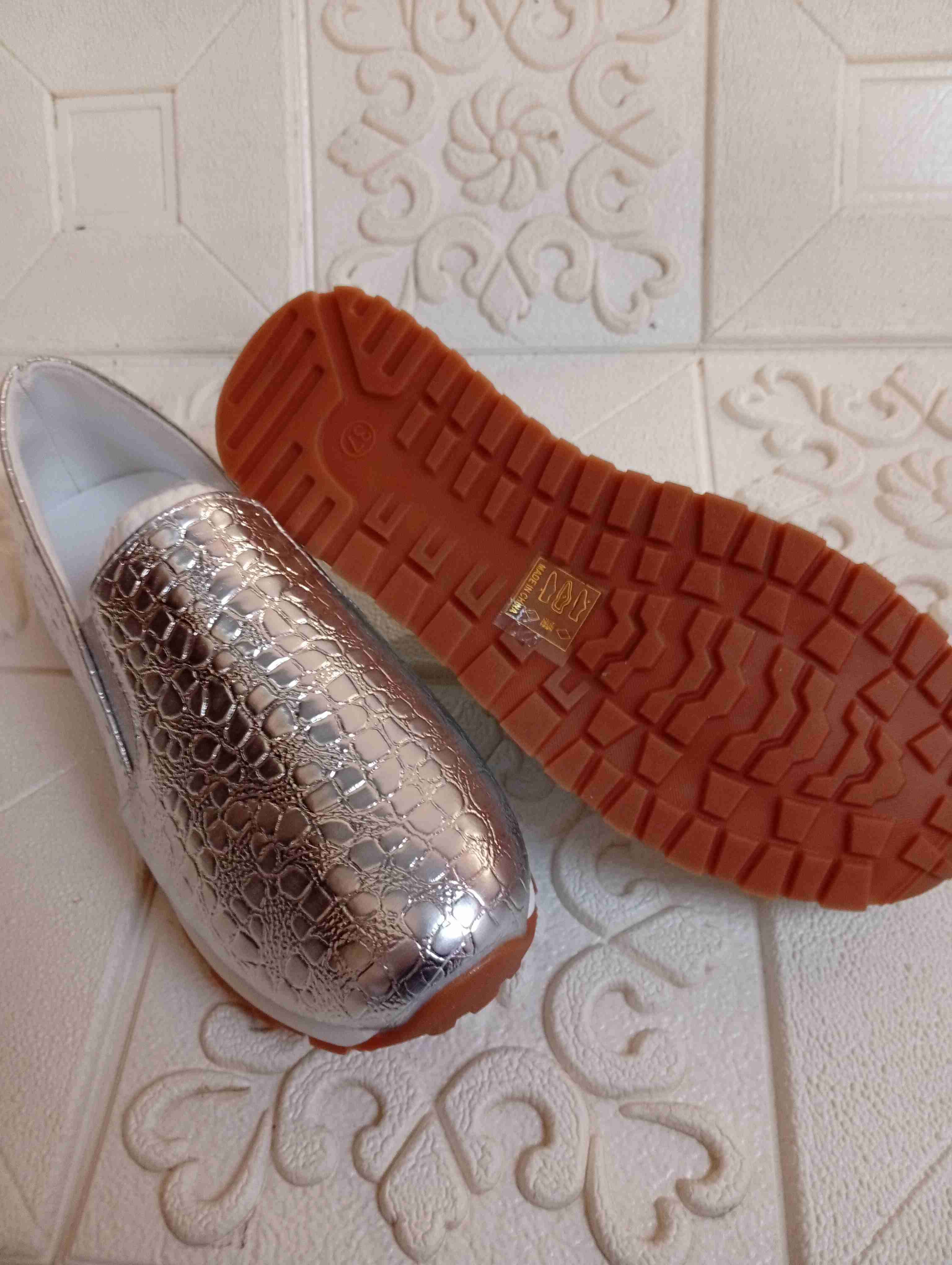 Zapatos plateados con textura - miniatura 3