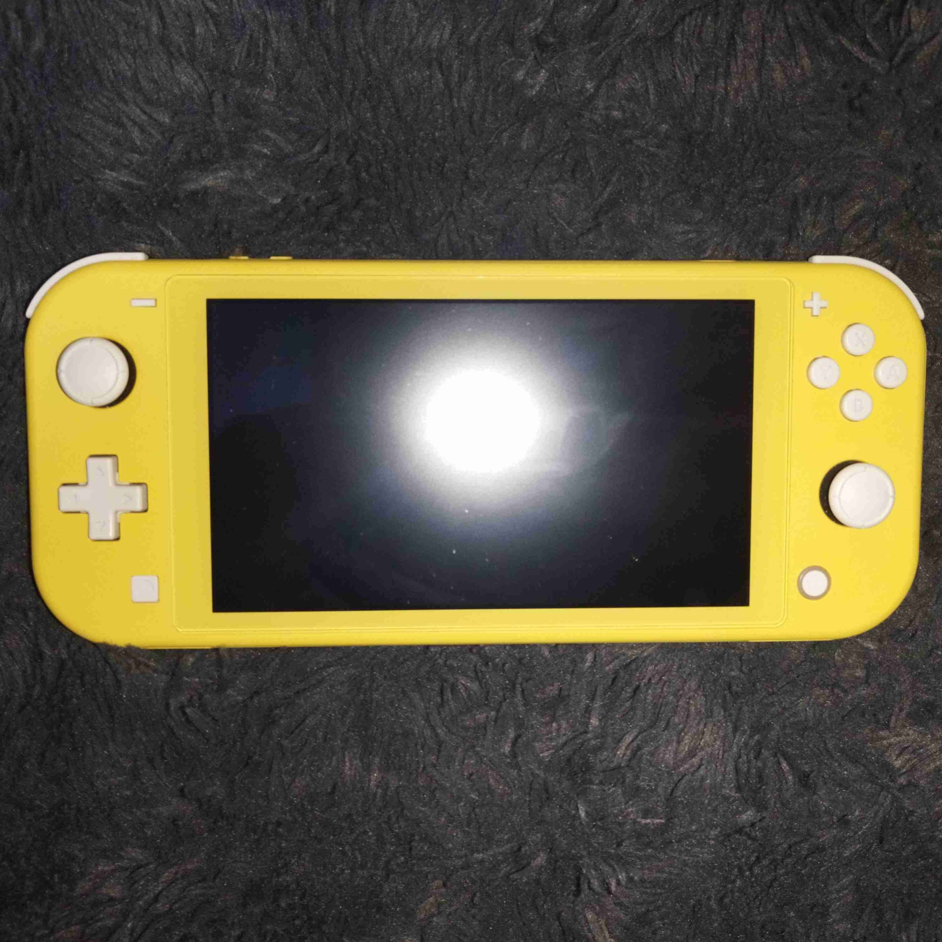 Nintendo Switch Lite amarrila versión japonesa - miniatura 2