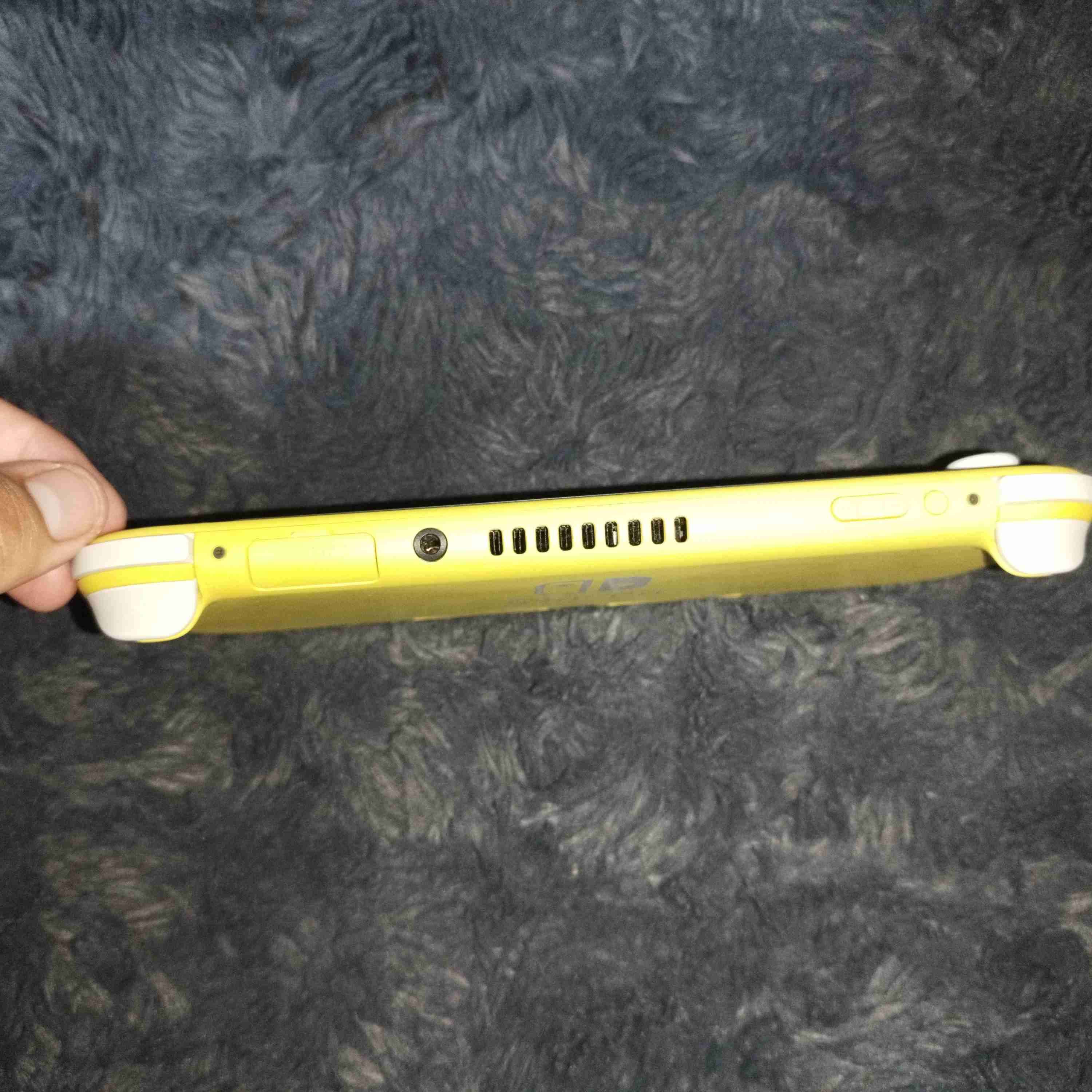 Nintendo Switch Lite amarrila versión japonesa - miniatura 4