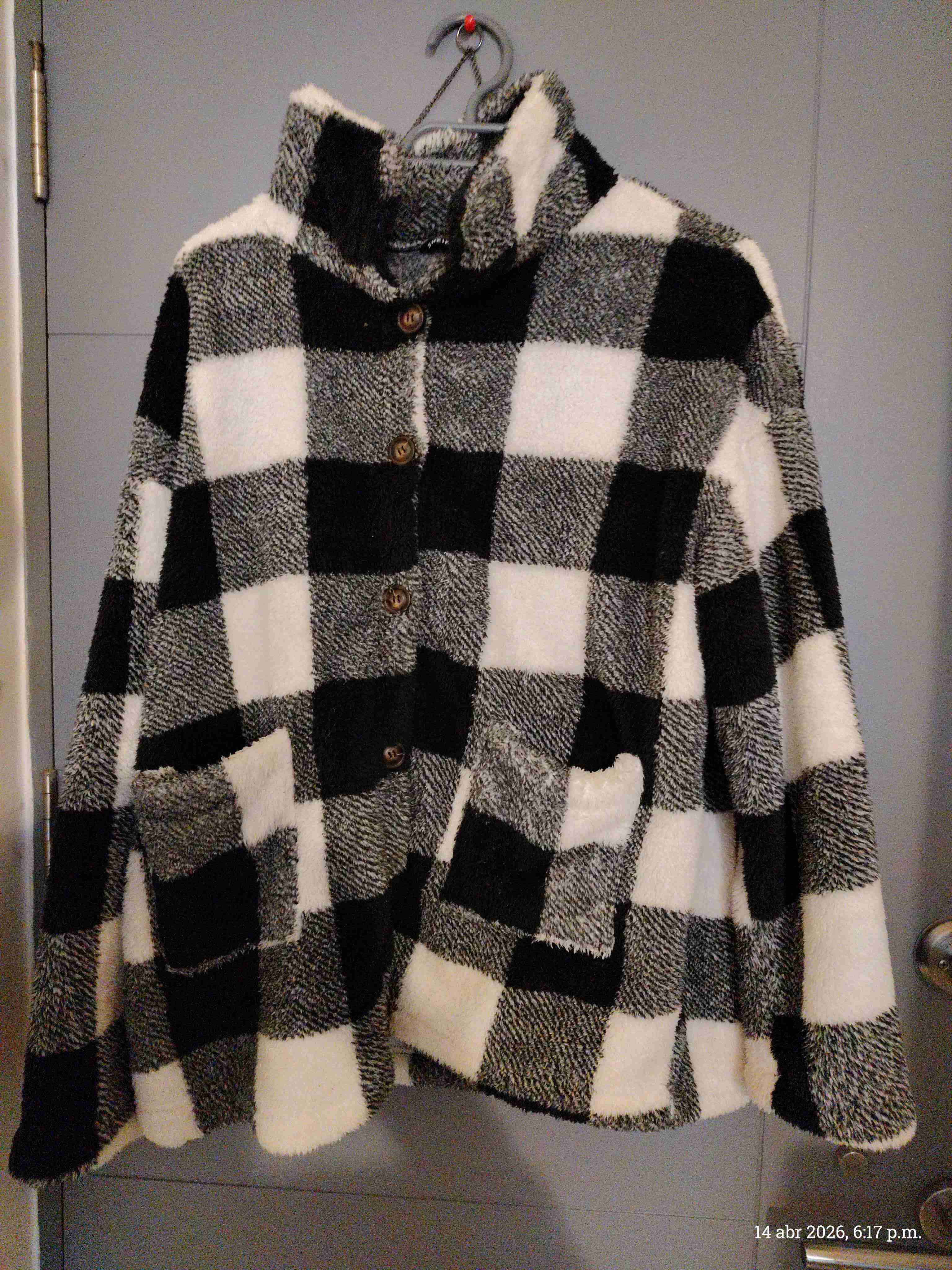 Chaqueta de cuadrados negros y blancos
