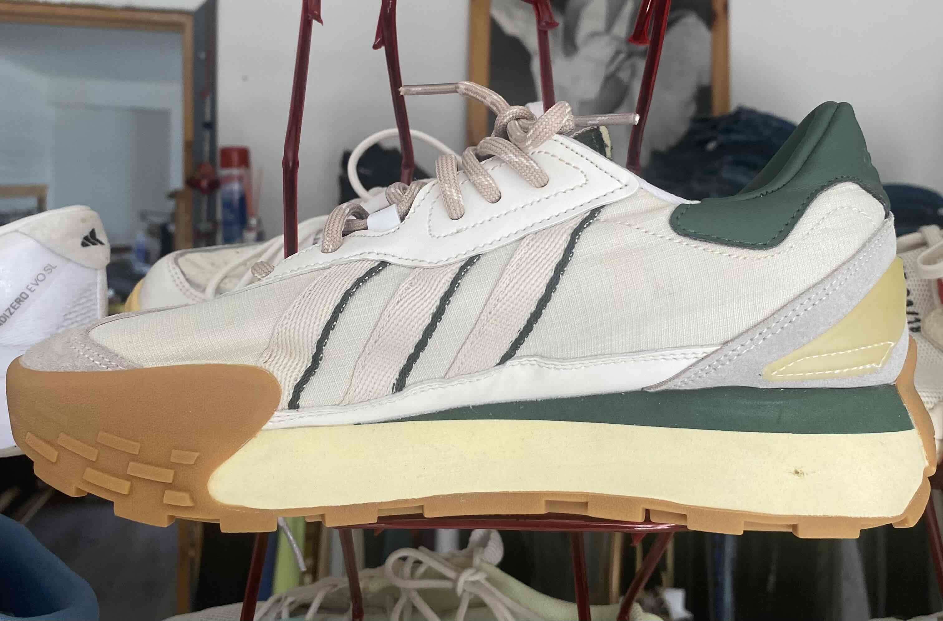 Zapatillas Adidas, deportivas blancas y verdes - 1