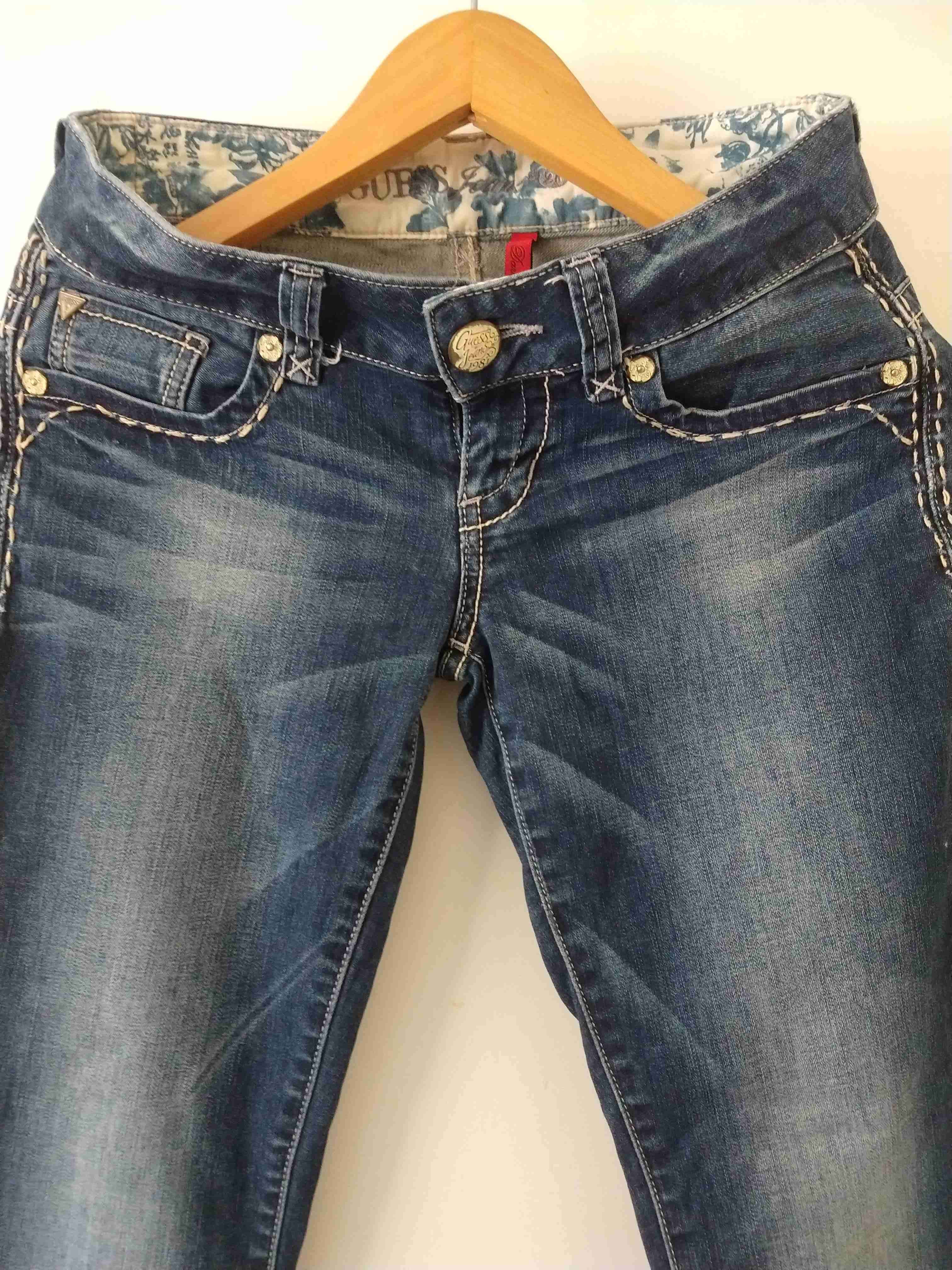 Jeans azules con costuras decorativas - miniatura 1