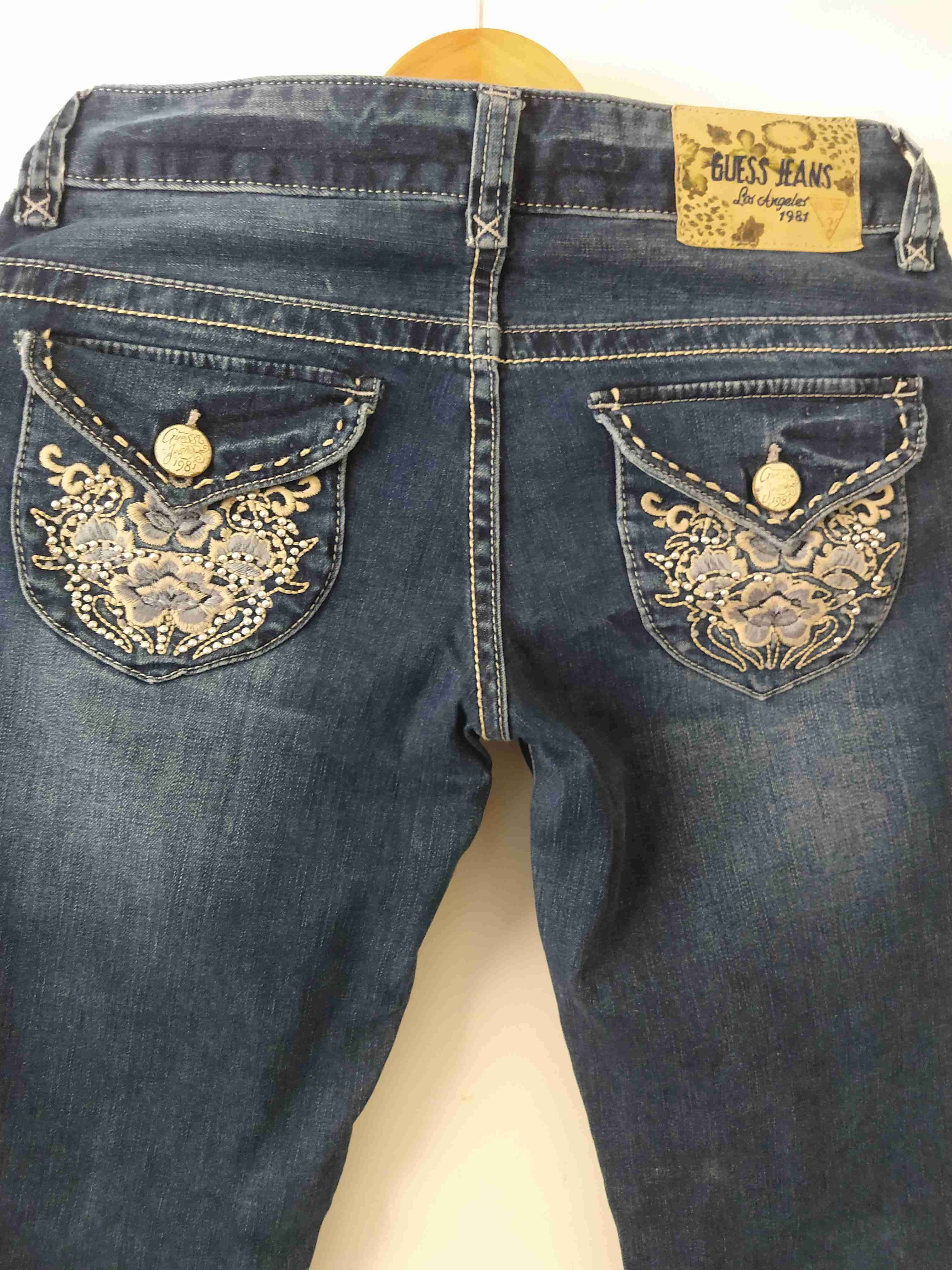 Jeans azules con costuras decorativas - miniatura 3