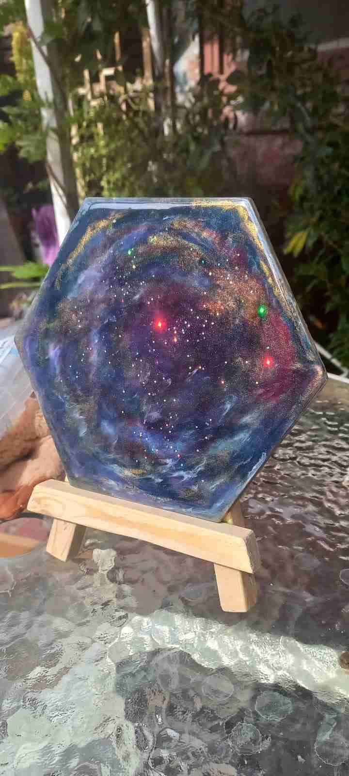 Cuadro hexagonal universo en resina - miniatura 1