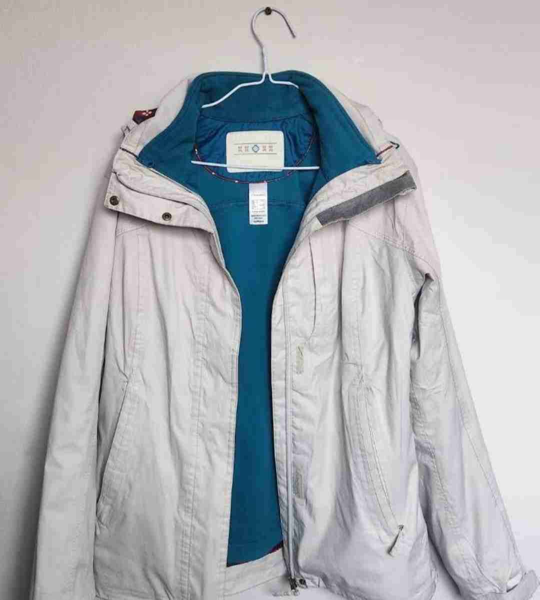 Chaqueta blanca con capucha - miniatura 1