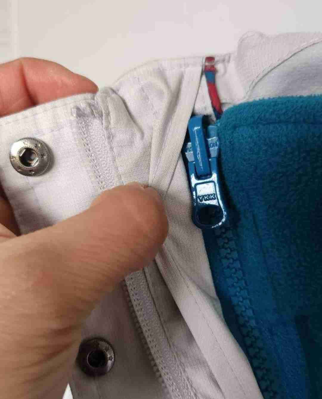 Chaqueta blanca con capucha - miniatura 3