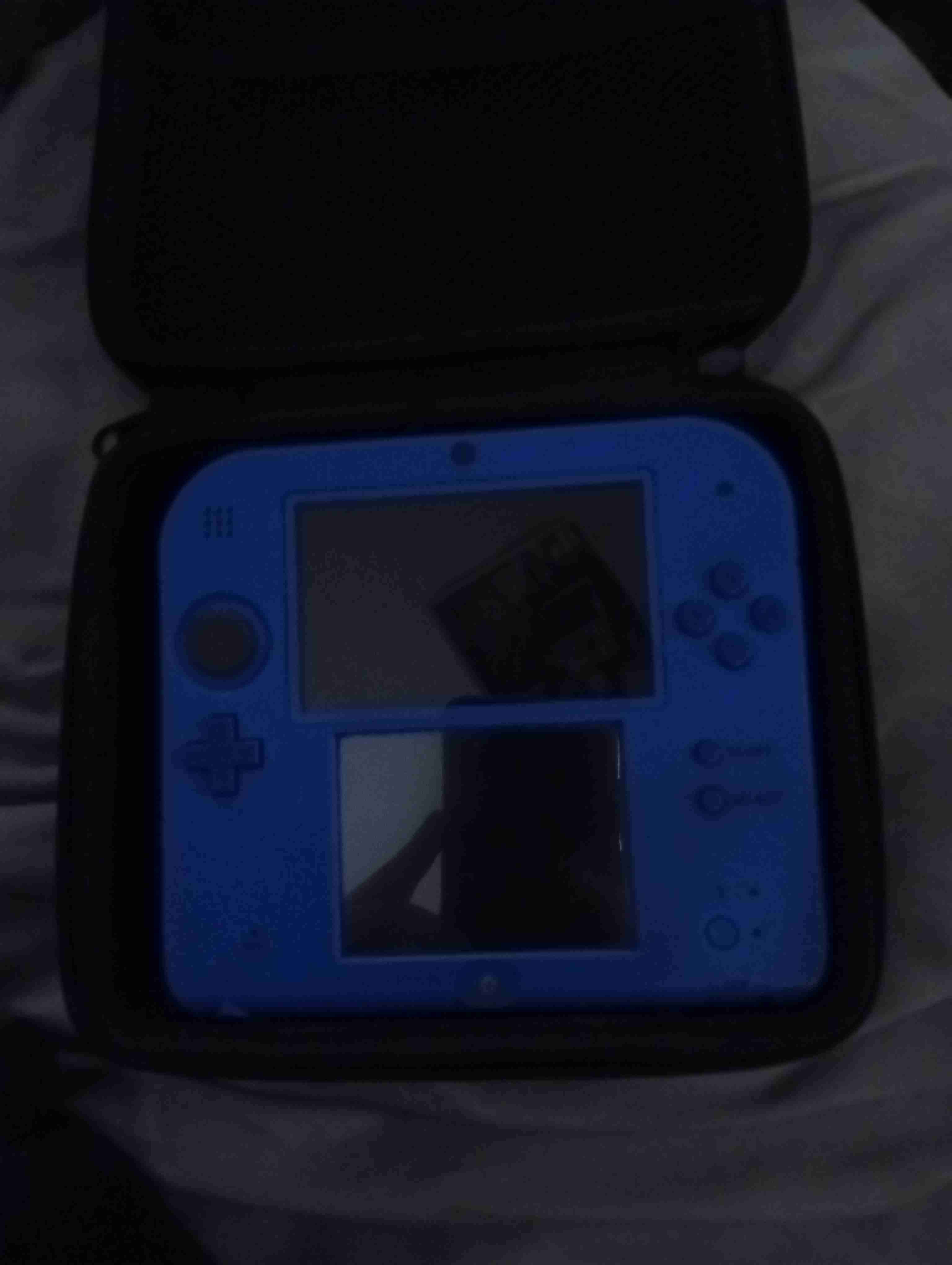 Consola portátil 2ds azul con estuche - miniatura 1