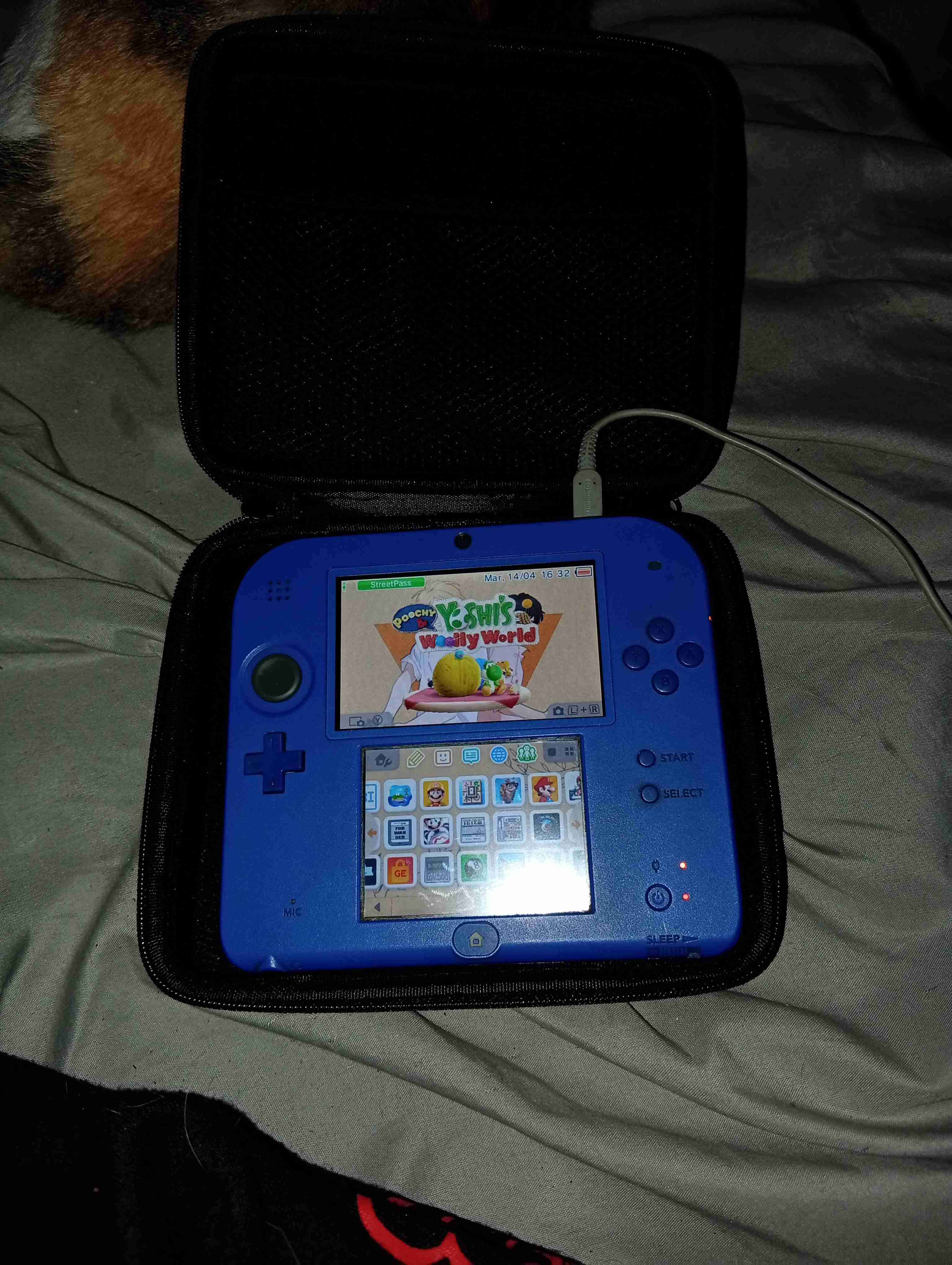 Consola portátil 2ds azul con estuche - miniatura 3