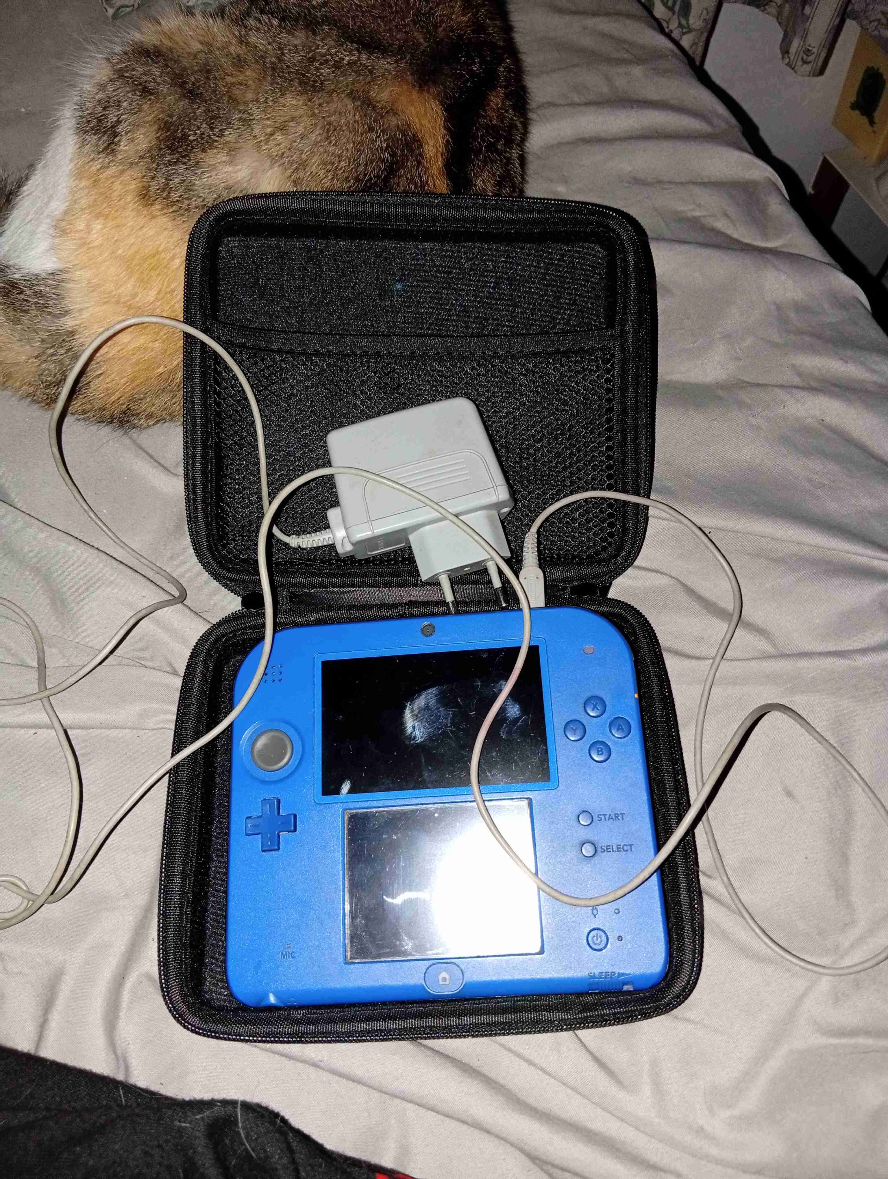 Consola portátil 2ds azul con estuche - miniatura 4