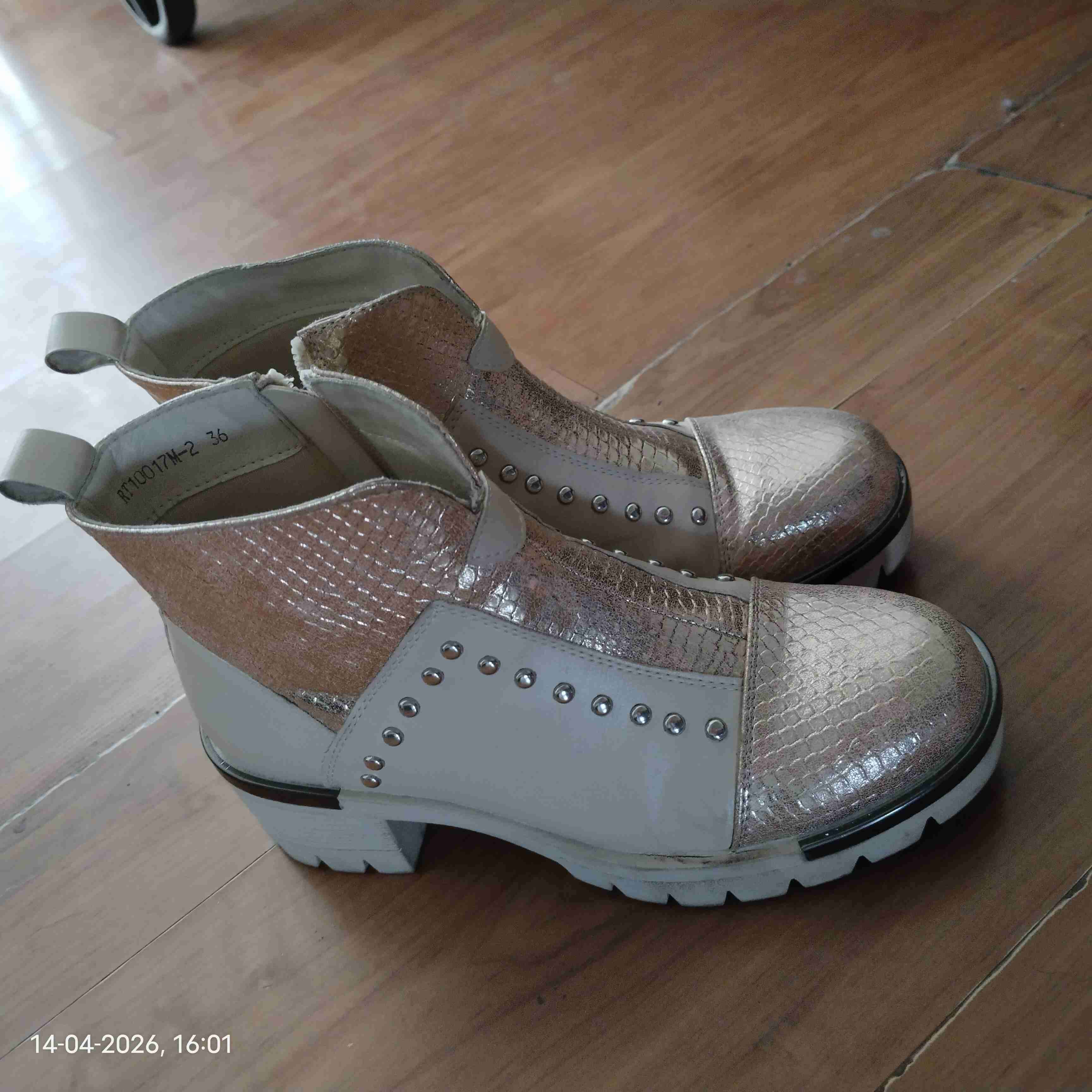 Botines dorados con tachas - 1