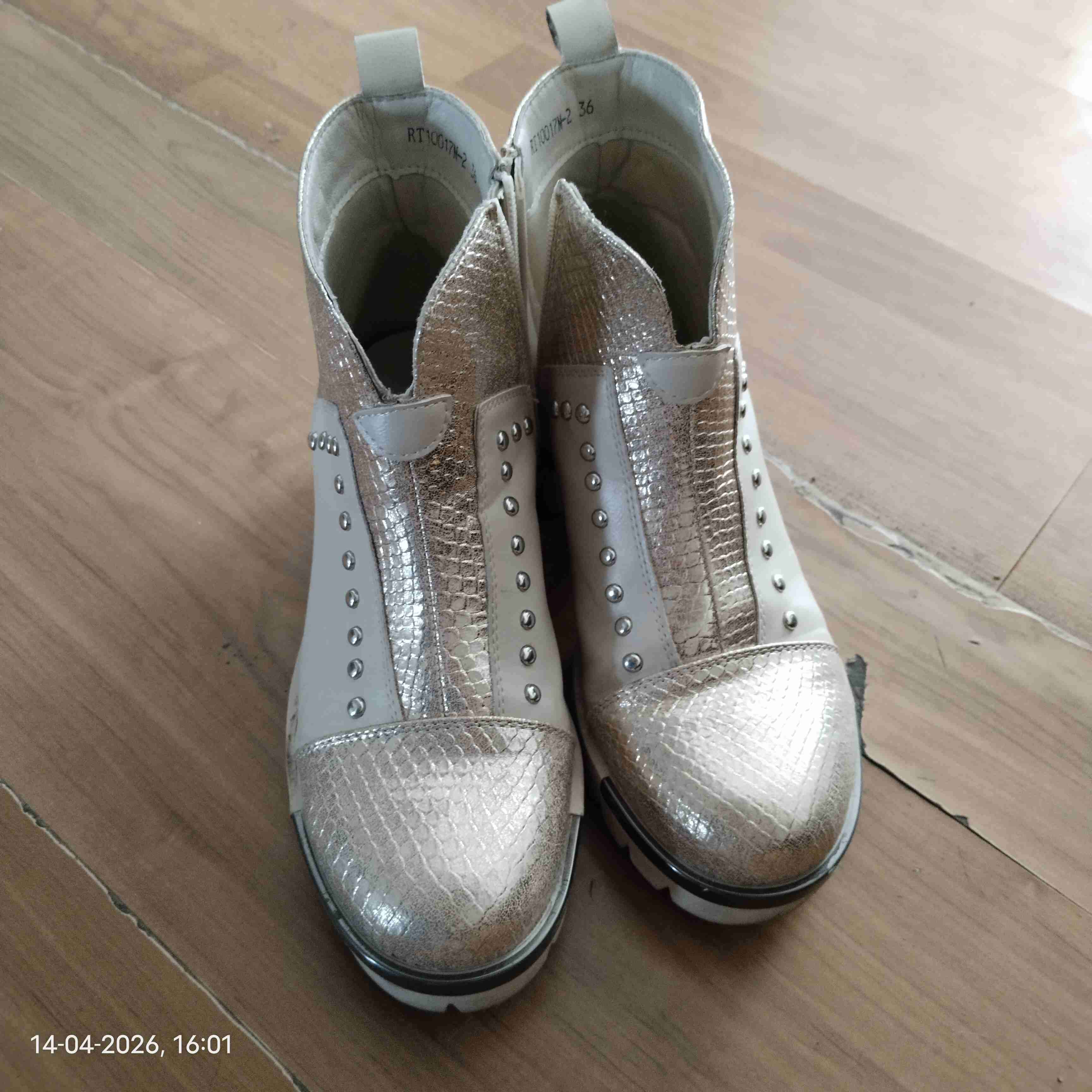 Botines dorados con tachas - 2