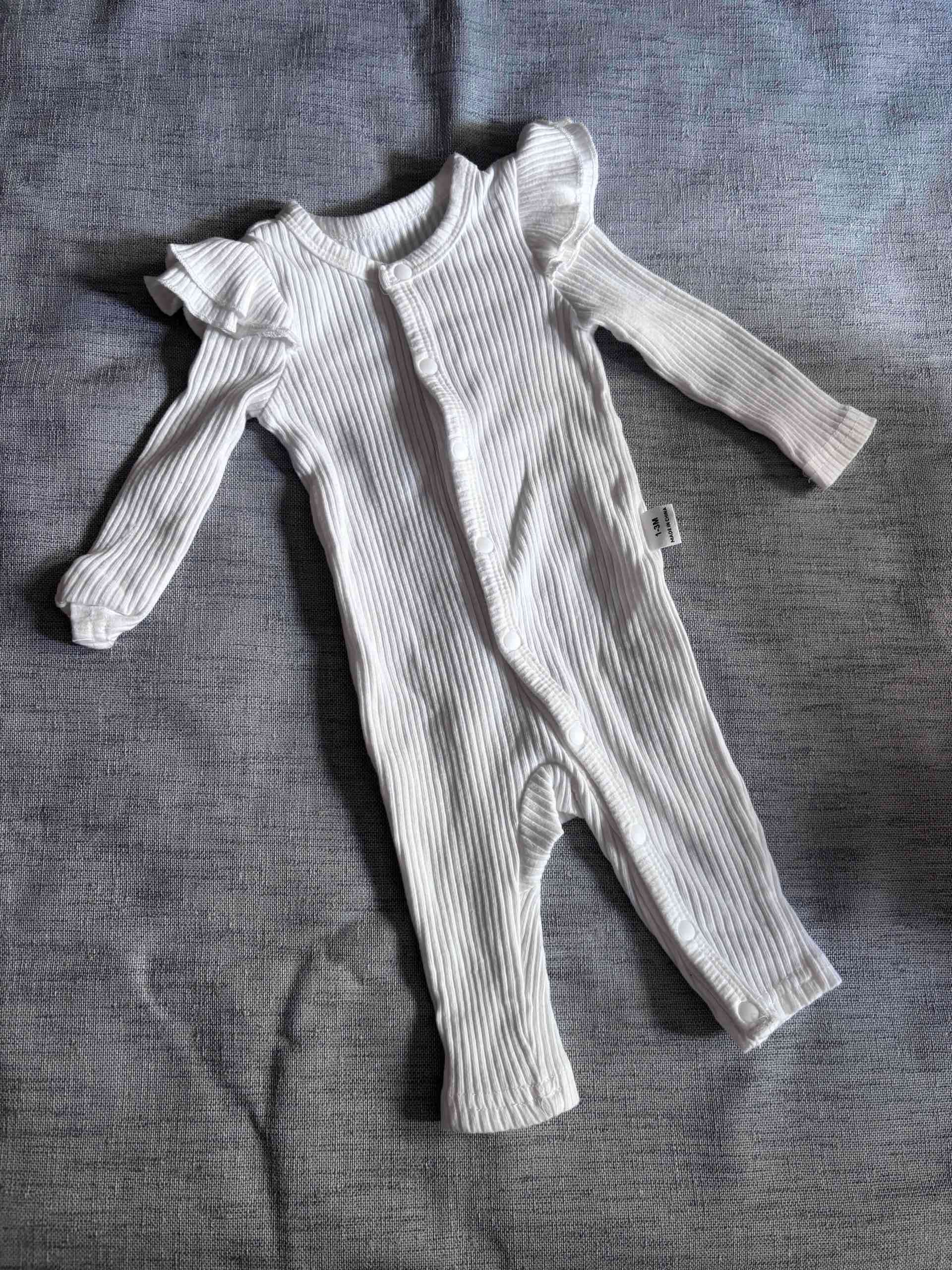 Enterito bebé blanco con vuelos